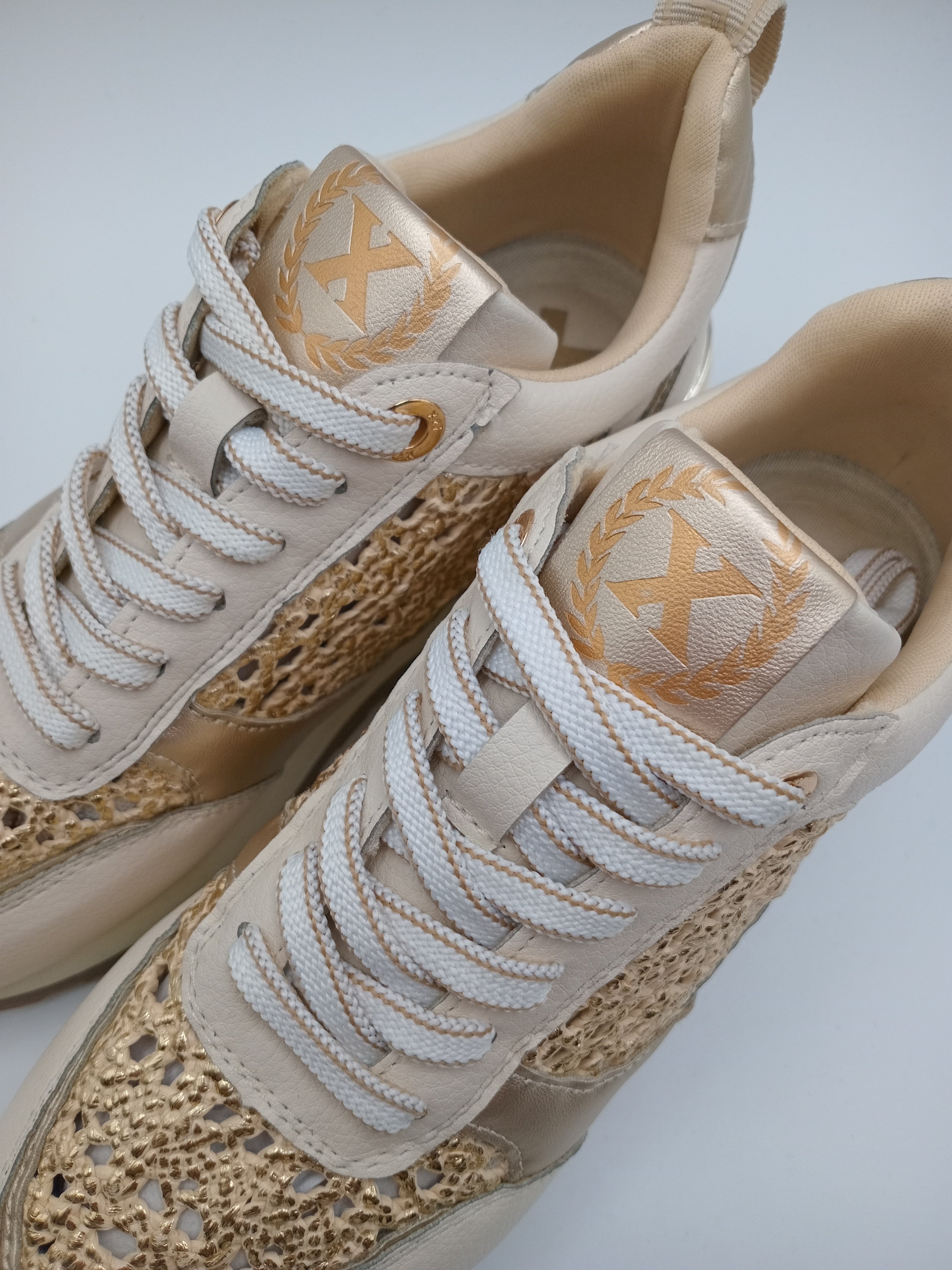 TÊNIS XTI DOURADO TECIDO MACRAME ENTRELACE