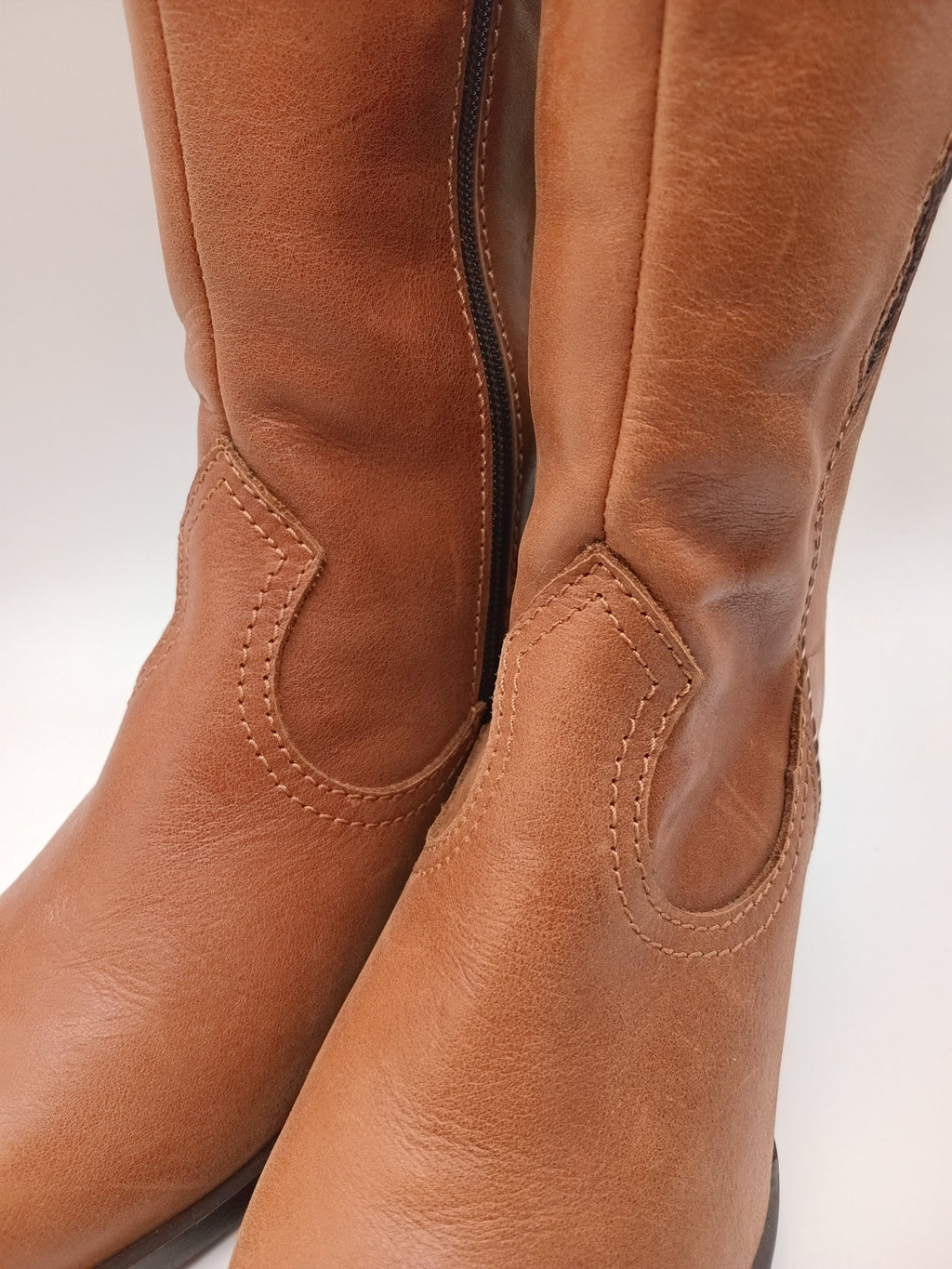 BOTA SALTO FENDA MACADI CASTANHO COURO DETALHE LATERAL CORDÃO BICUDO ZIPER CANO ALTO
