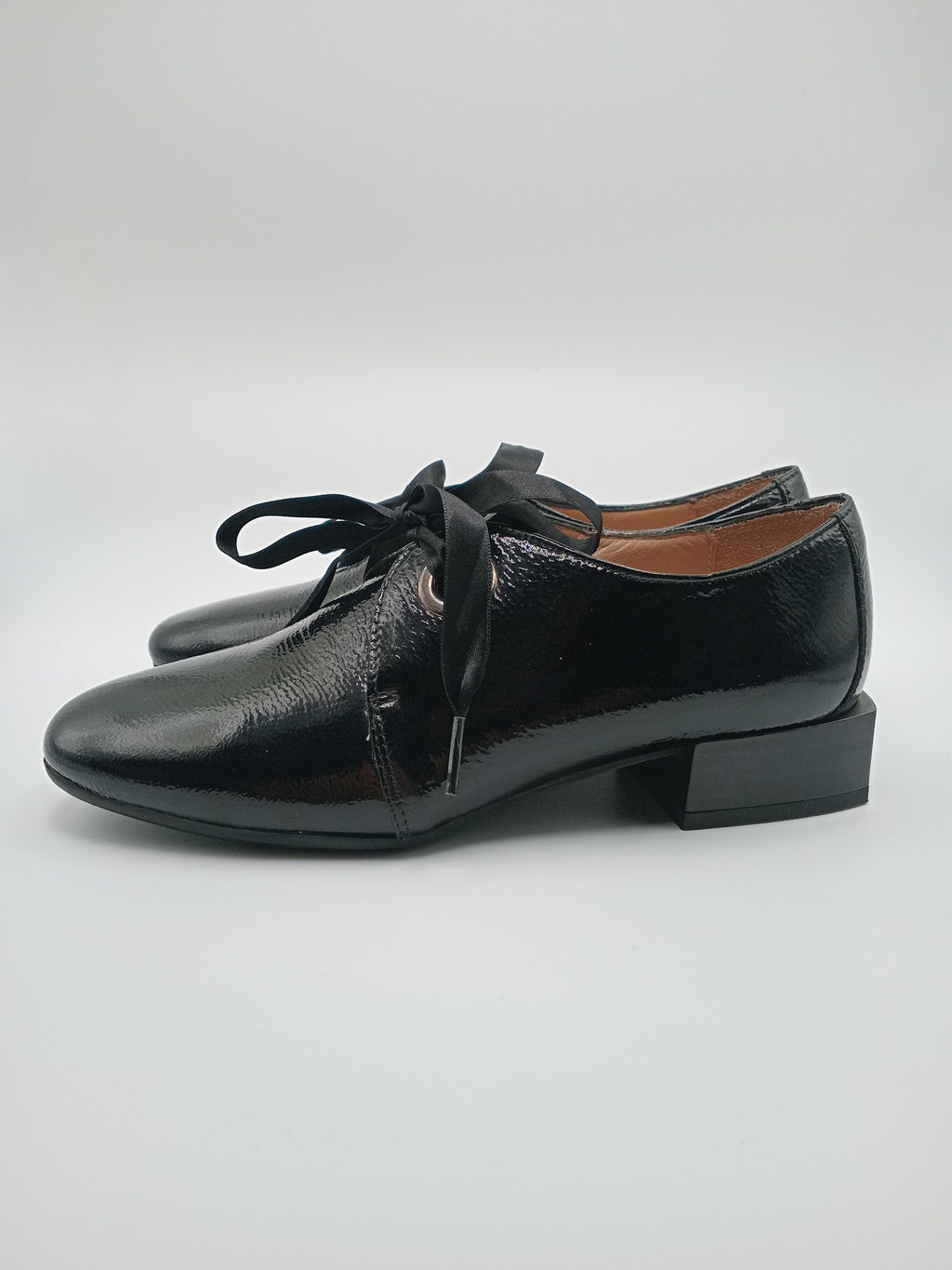 SAPATO VINTAGE SALTO HISPANITAS PRETO COURO BICO REDONDO ATACADOR FITA SETIN VERNIZ MOCASSIM