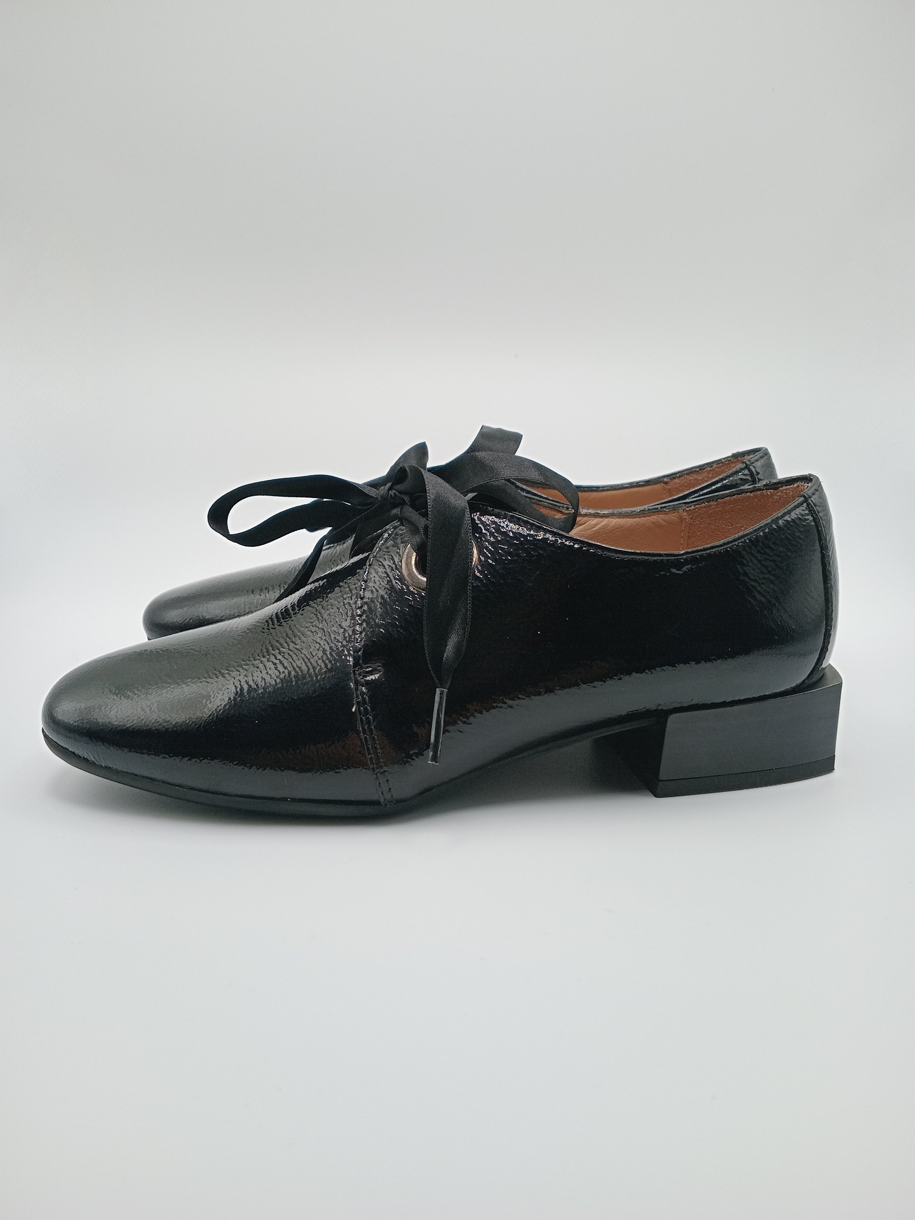 SAPATO VINTAGE SALTO HISPANITAS PRETO COURO BICO REDONDO ATACADOR FITA SETIN VERNIZ MOCASSIM
