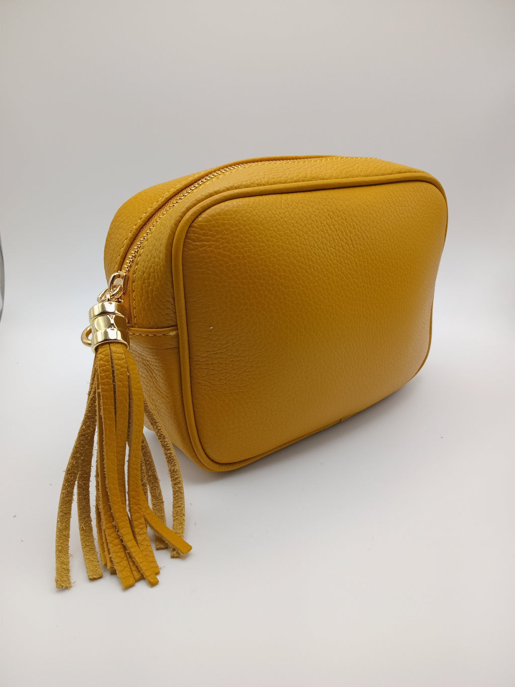 Mala de ombro, mala tiracolo, mala de mão italiana, amarelo mostarda, pele sintética, fecho de correr, alça ajustável removível, detalhe de franja contas douradas, compacta elegante