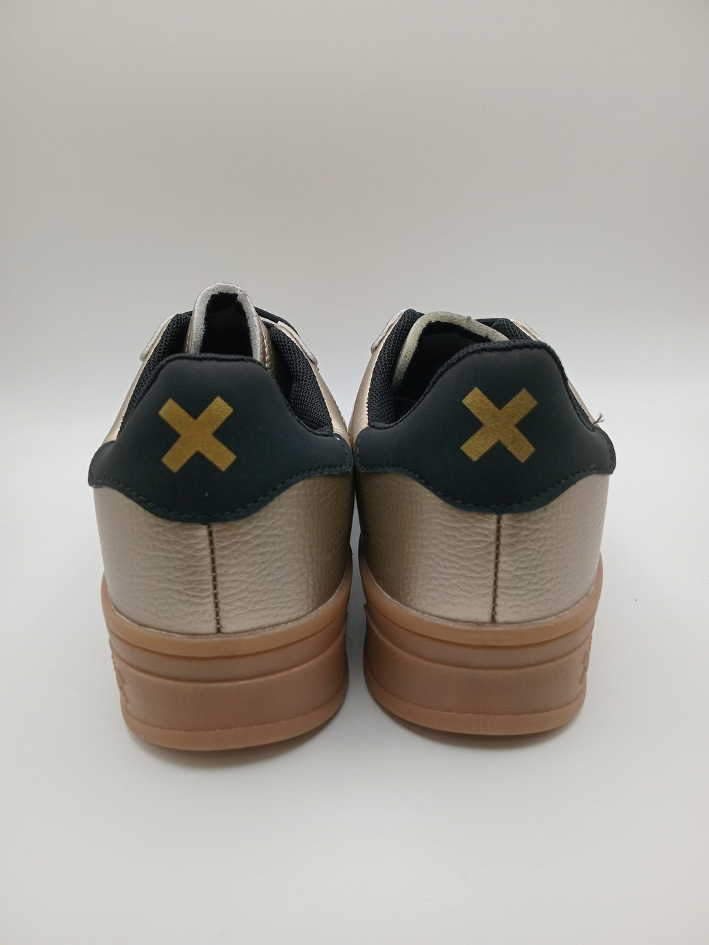 TÊNIS XTI DOURADO TECIDO FAIXA LATERAL DUPLA DUAS PRETO SOLA EMBORRACHADA