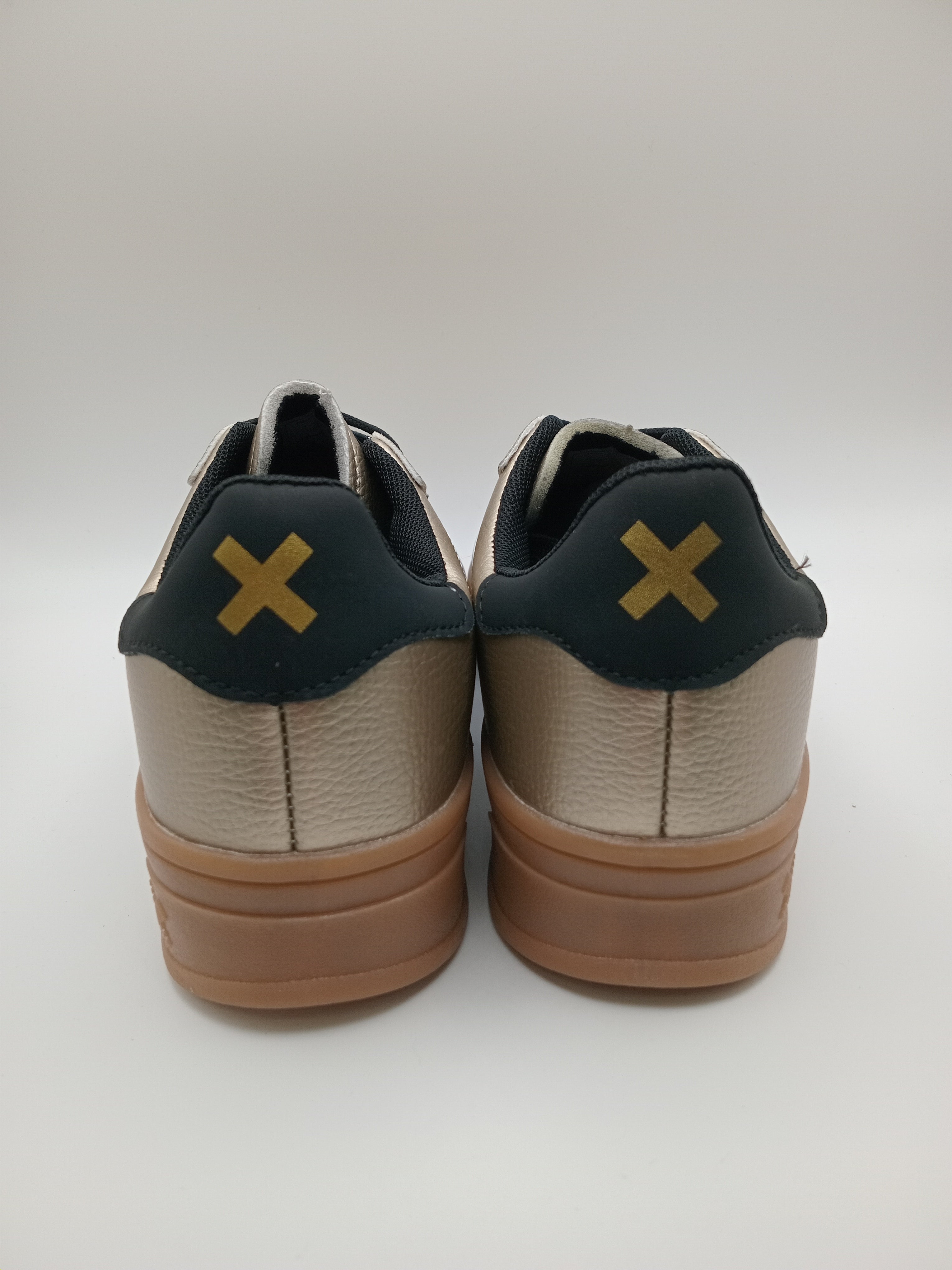TÊNIS XTI DOURADO TECIDO FAIXA LATERAL DUPLA DUAS PRETO SOLA EMBORRACHADA