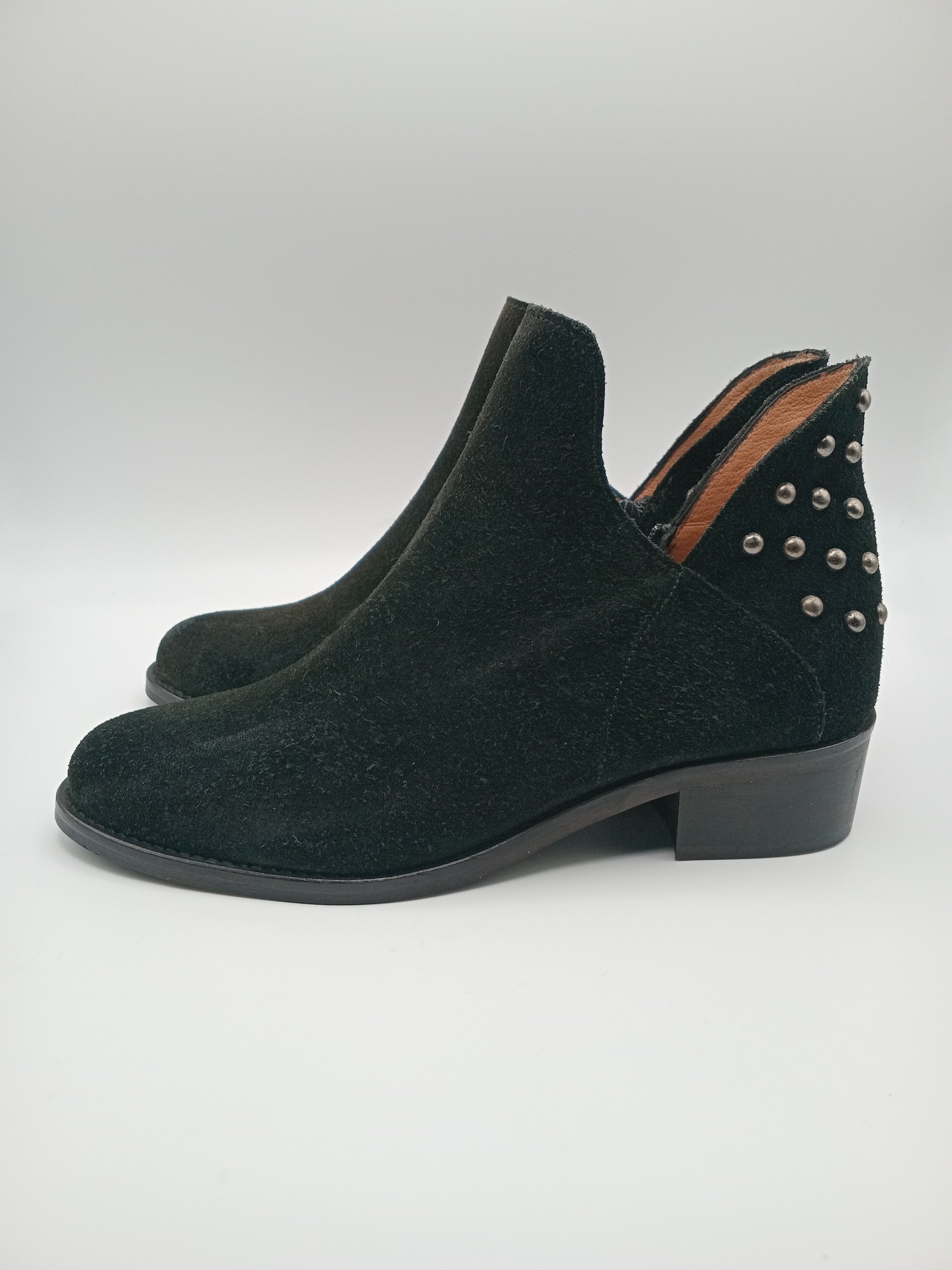 BOTA TEXANA MACADI PRETO COURO TAXAS BOLAS FENDA BOTIM