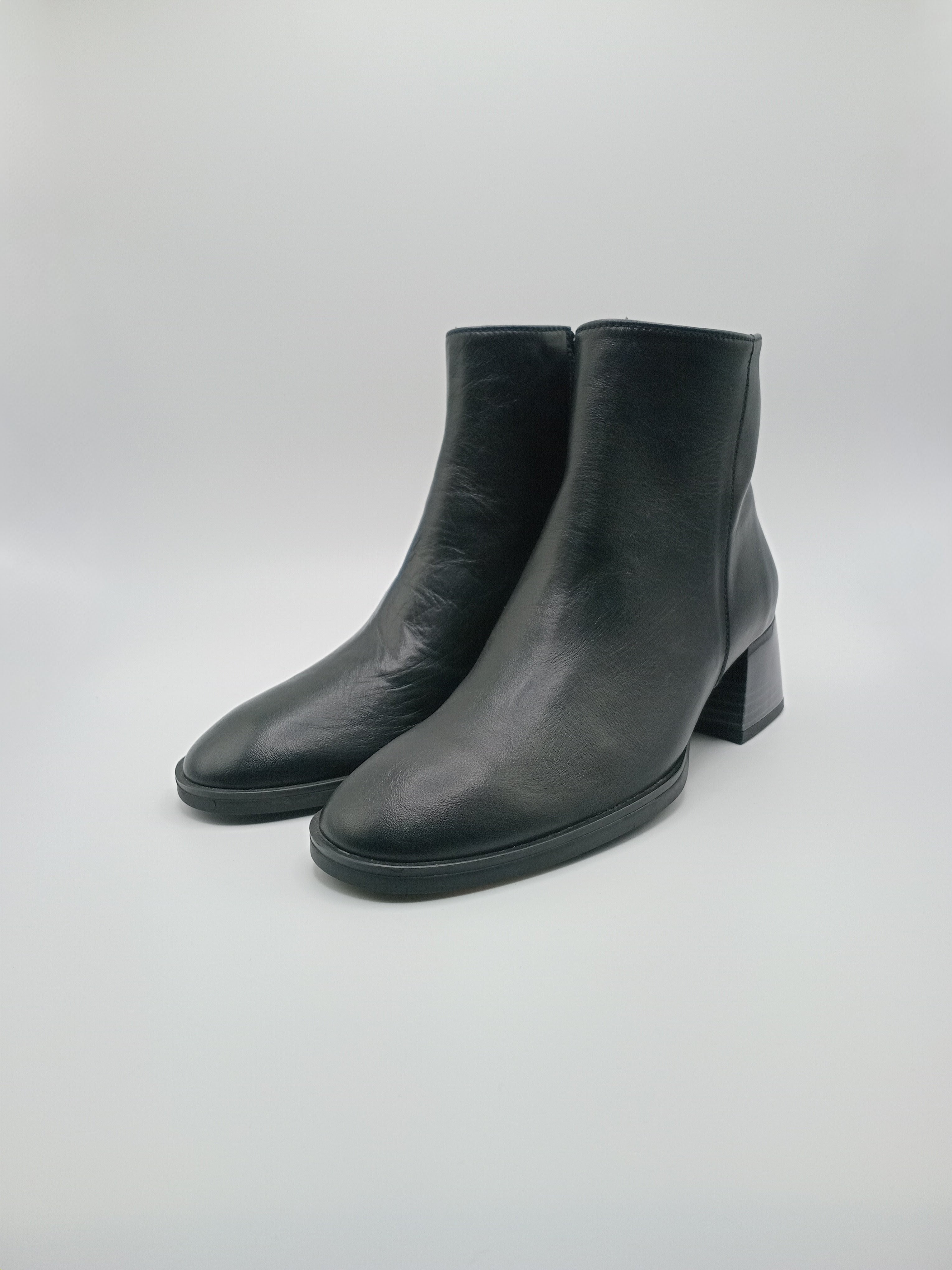 BOTA TEXANA HISPANITAS PRETO COURO LISO VERNIZ ZIPER BOTIM