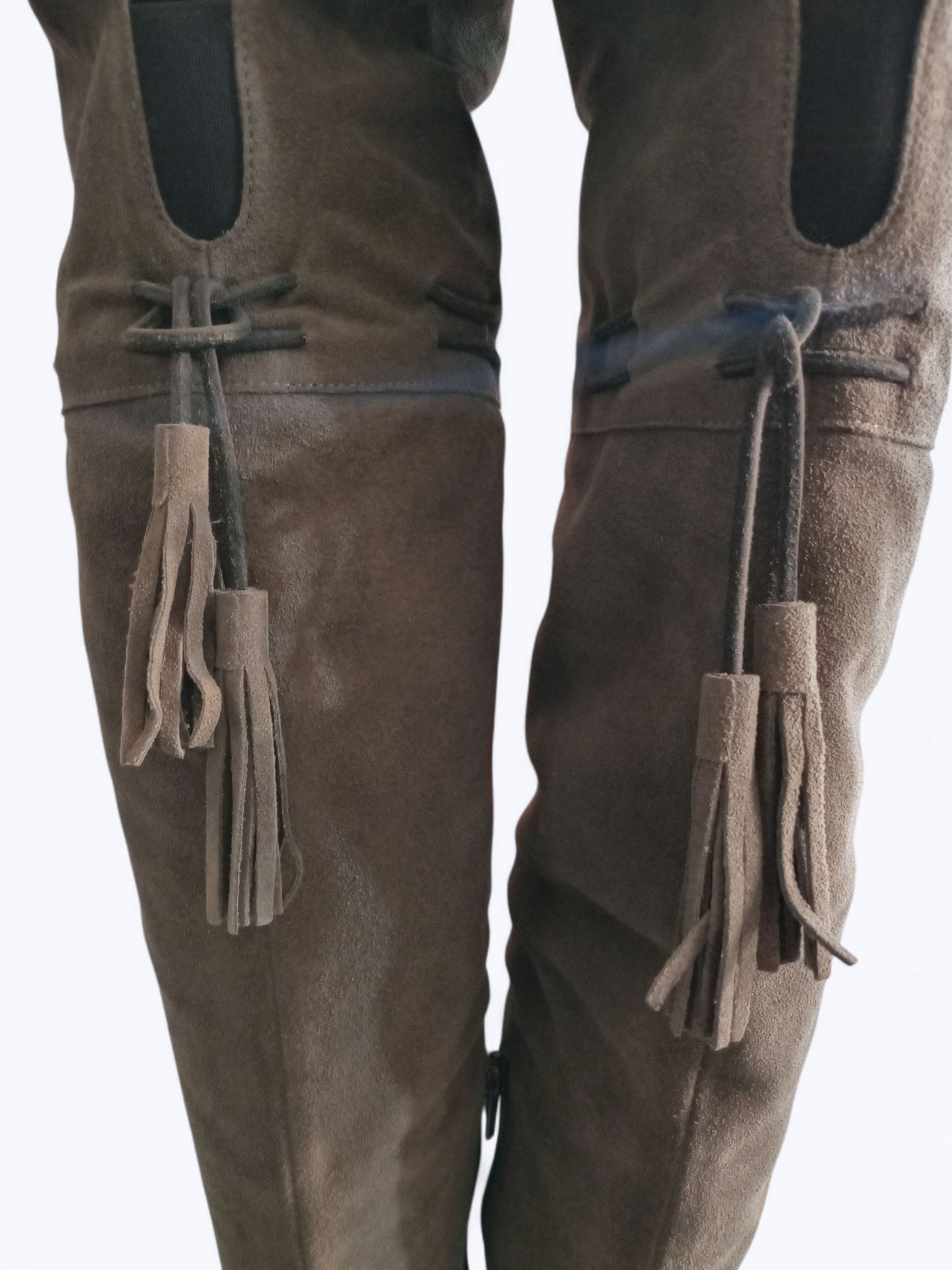BOTA SALTO IN•NOVE CINZA COURO PINGENTE FRANJA TRASEIRO ZIPER CANO LONGO ALTO
