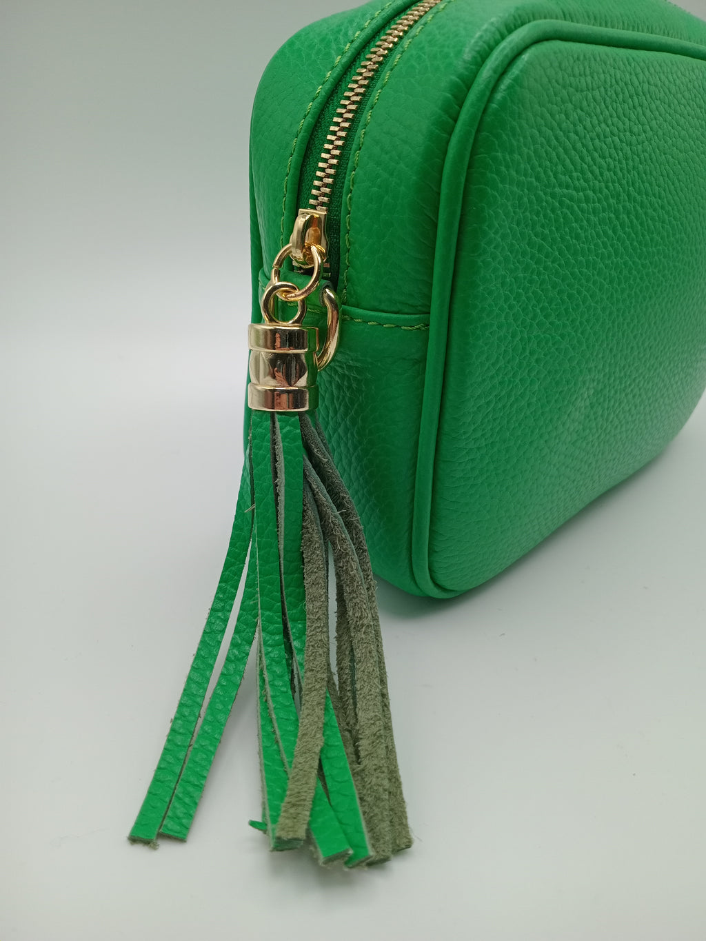 BOLSA CLUTCH MACADI VERDE CO PELE FRANJA ALÇA  REMOVÍVEL E AJUSTÁVEL MALA