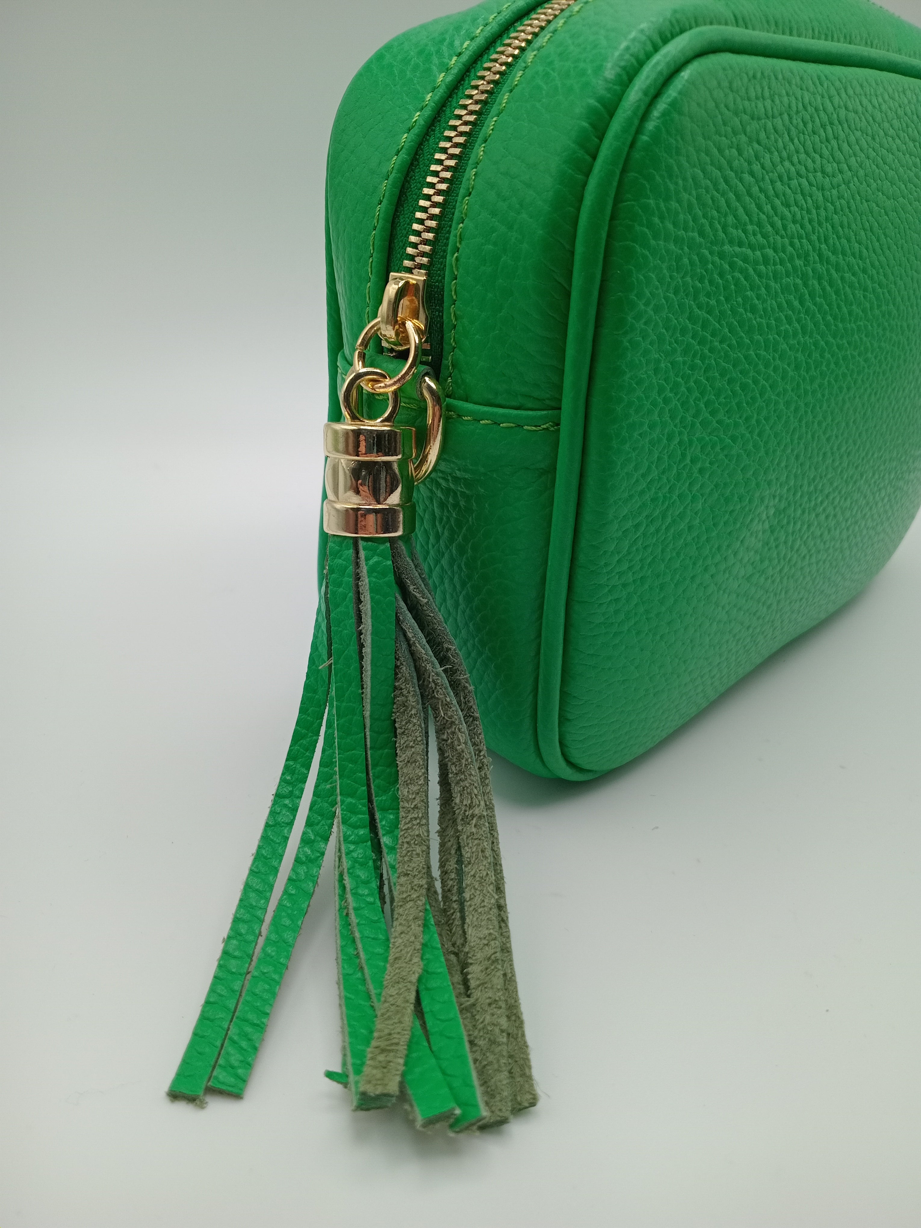BOLSA CLUTCH MACADI VERDE CO PELE FRANJA ALÇA  REMOVÍVEL E AJUSTÁVEL MALA