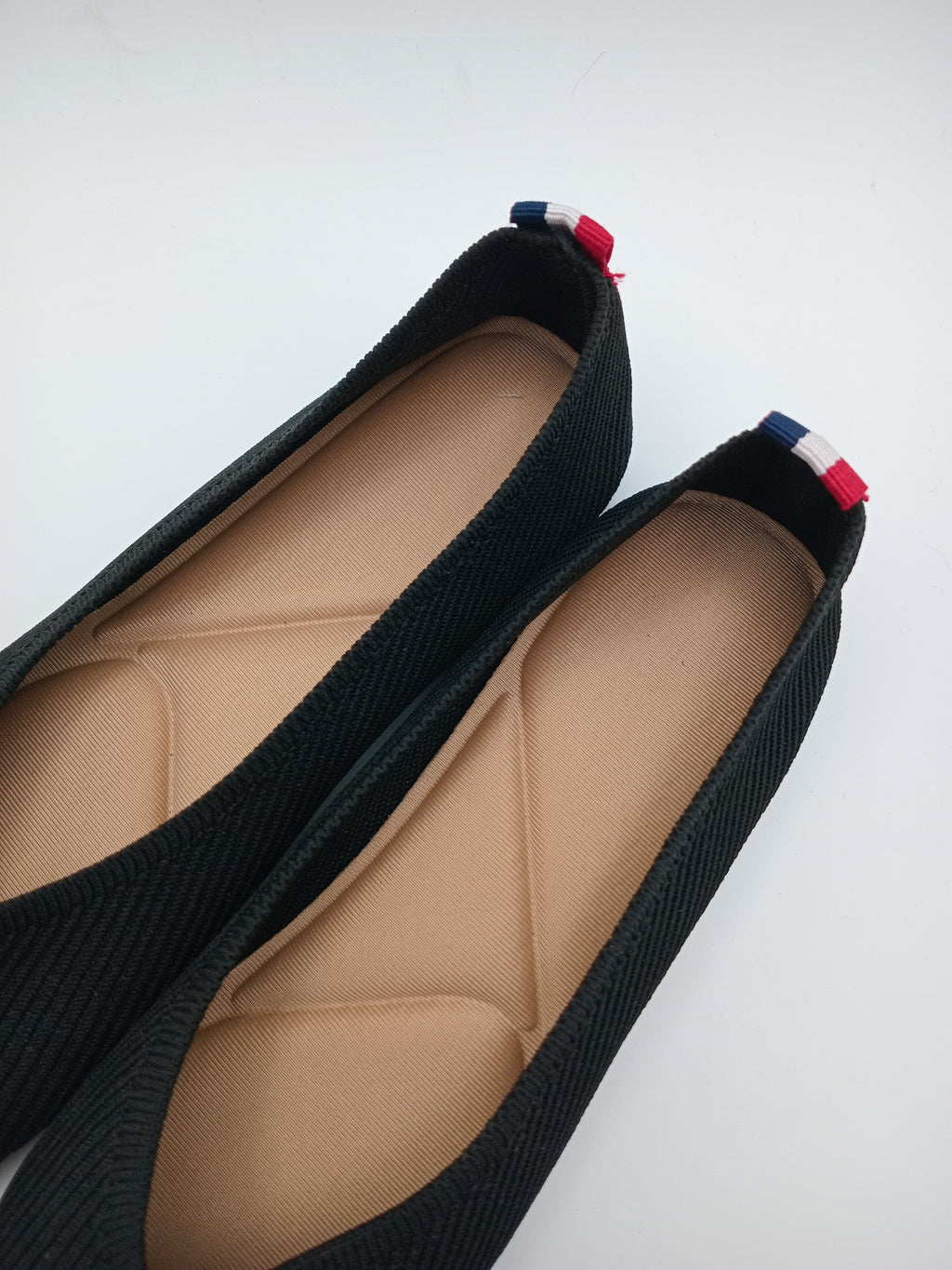 Sabrinas Pretas Fashion em Malha Flexível e Respirável; Sapatos Rasos Femininos Super Confortáveis com Detalhe Traseiro às Riscas para o Dia a Dia