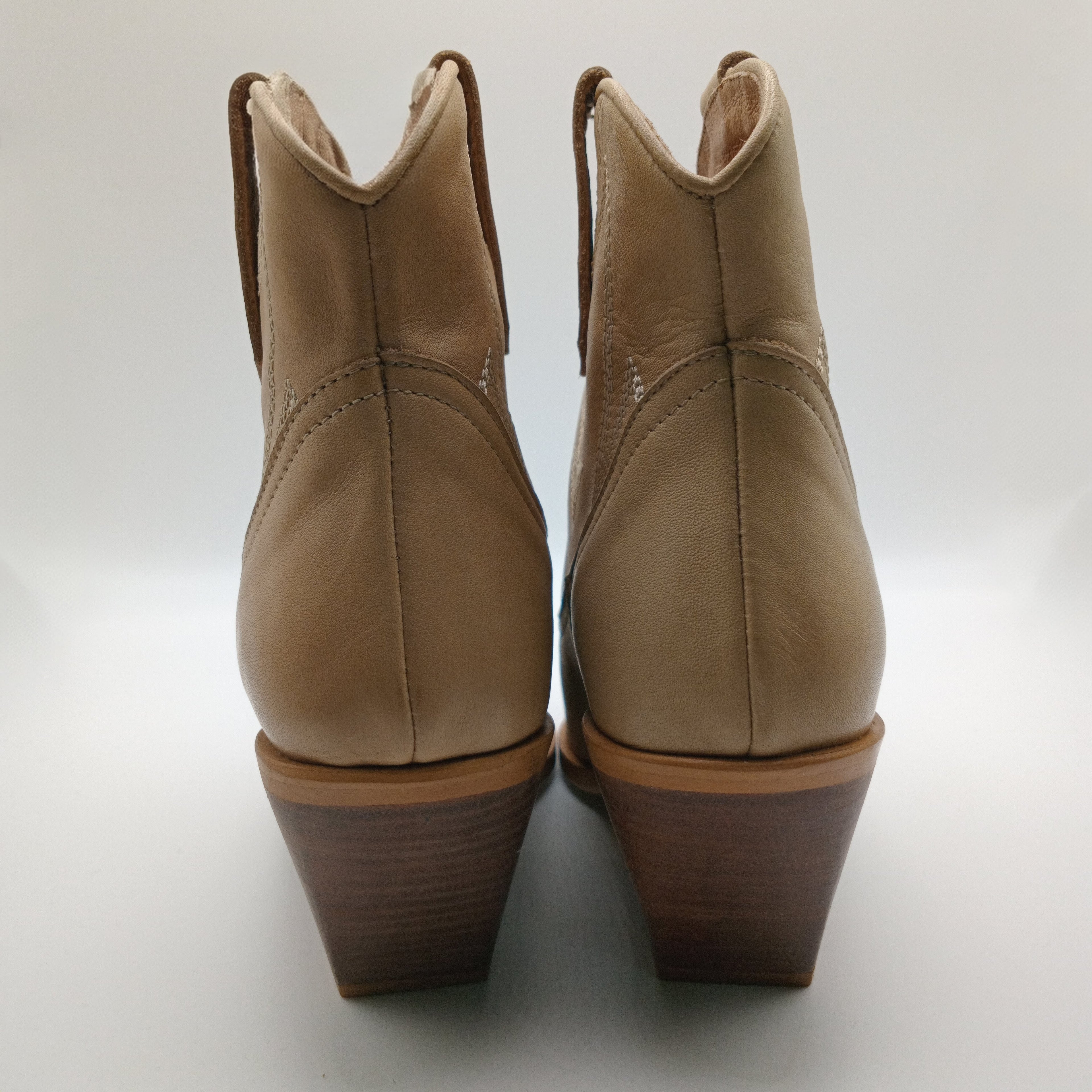 BOTA TEXANA BEAT SHOES BEGE COURO BORDADO BICUDO