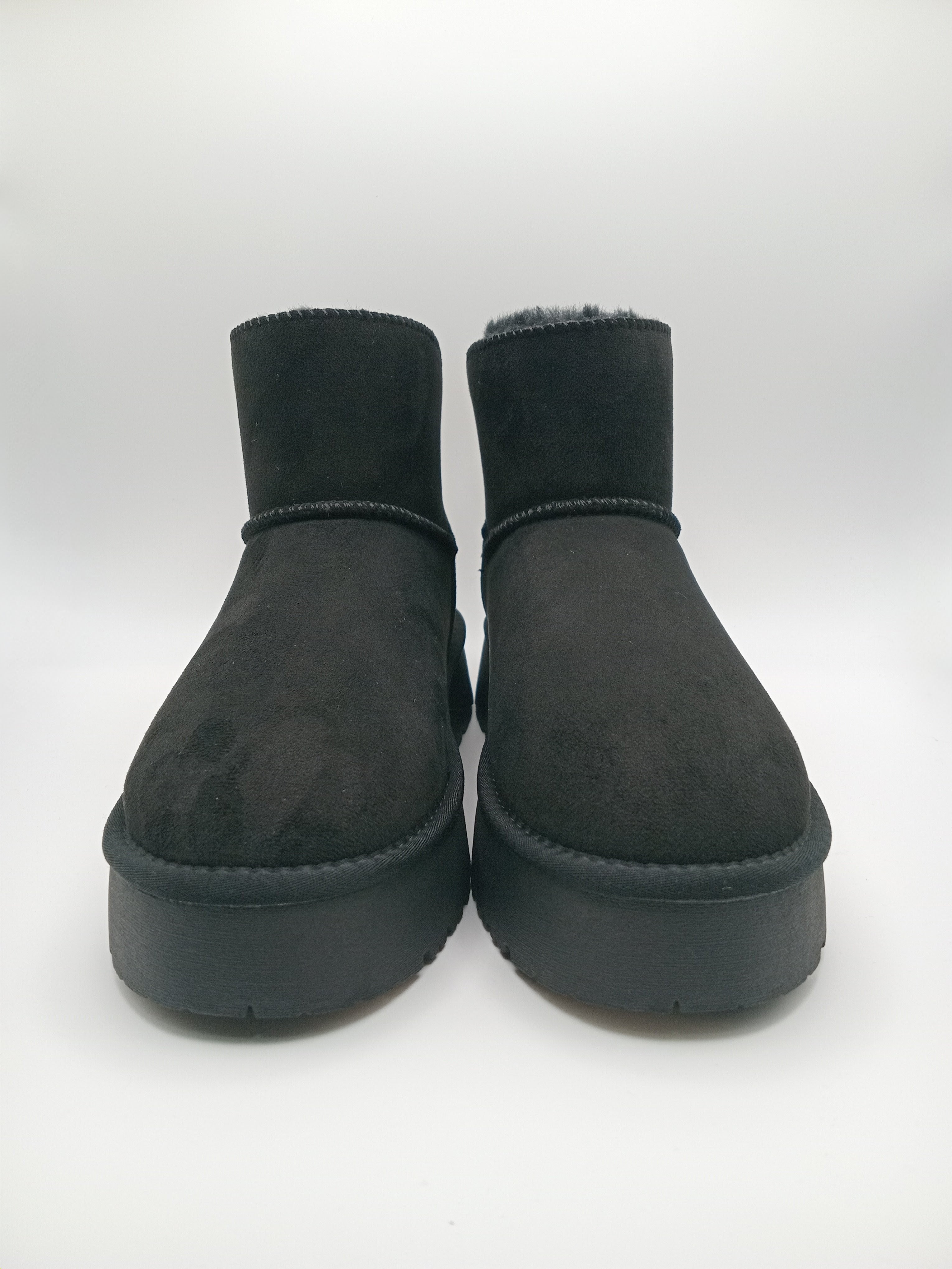 BOTA PANTUFA XTI PRETO PELOS VELUDO ABERTURA TRASEIRA ETIQUETA CASTANHO