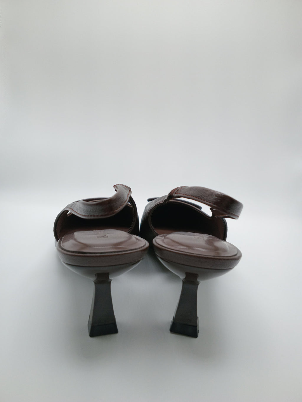 Sapatos de Salto Médio Slingback Buonarotti Mulher; Pumps Castanho Escuro de Bico Fino com Tira de Calcanhar; Calçado Elegante para o Dia a Dia e Escritório