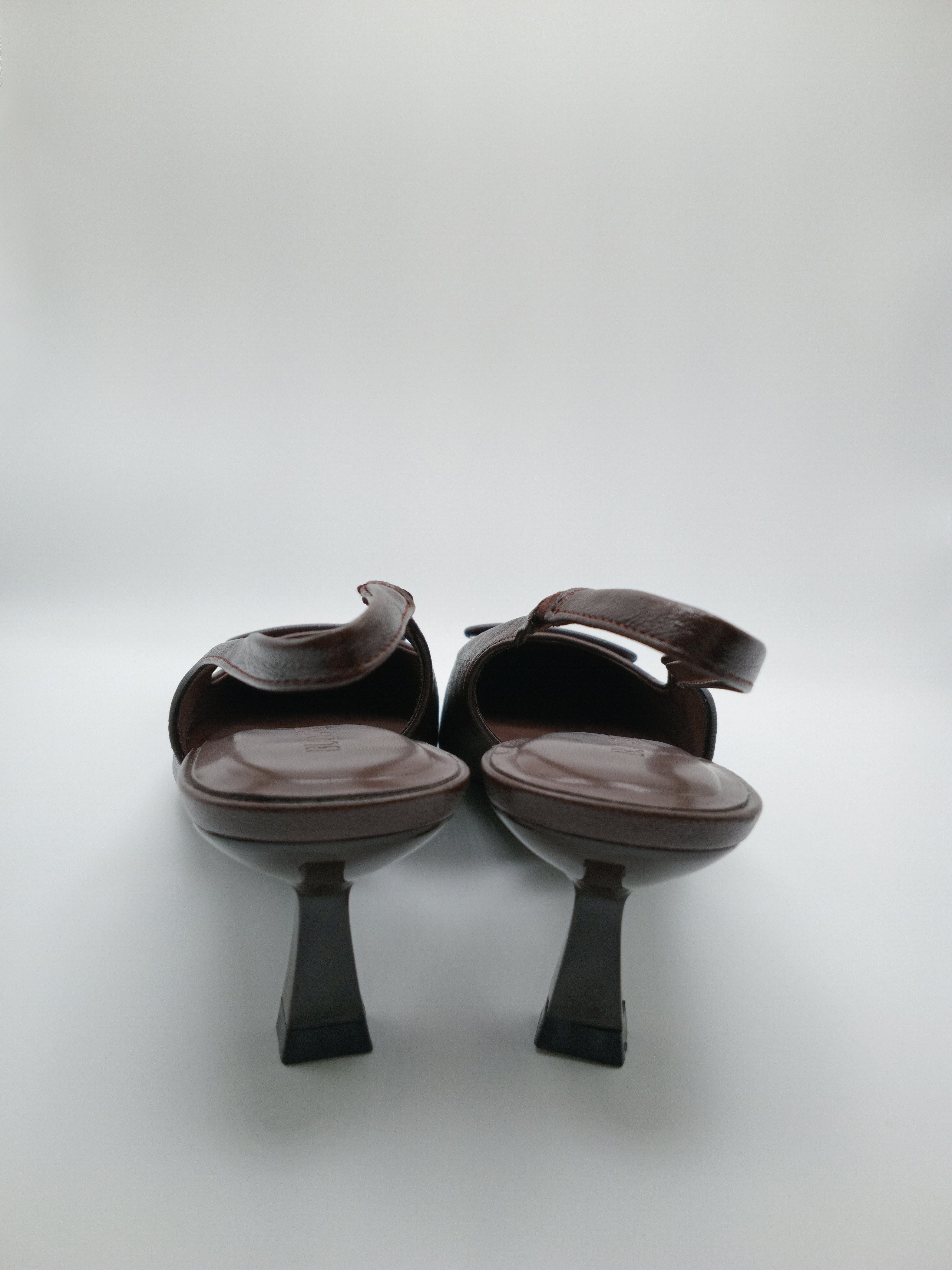 Sapatos de Salto Médio Slingback Buonarotti Mulher; Pumps Castanho Escuro de Bico Fino com Tira de Calcanhar; Calçado Elegante para o Dia a Dia e Escritório