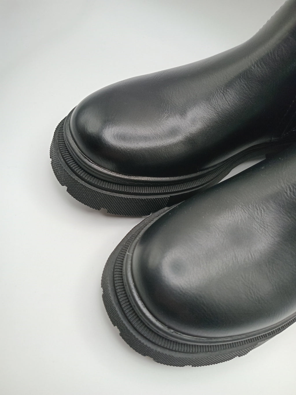 BOTA GALOCHA MACADI PRETO ECO PELE DETALHE B LATERAL ZIPER