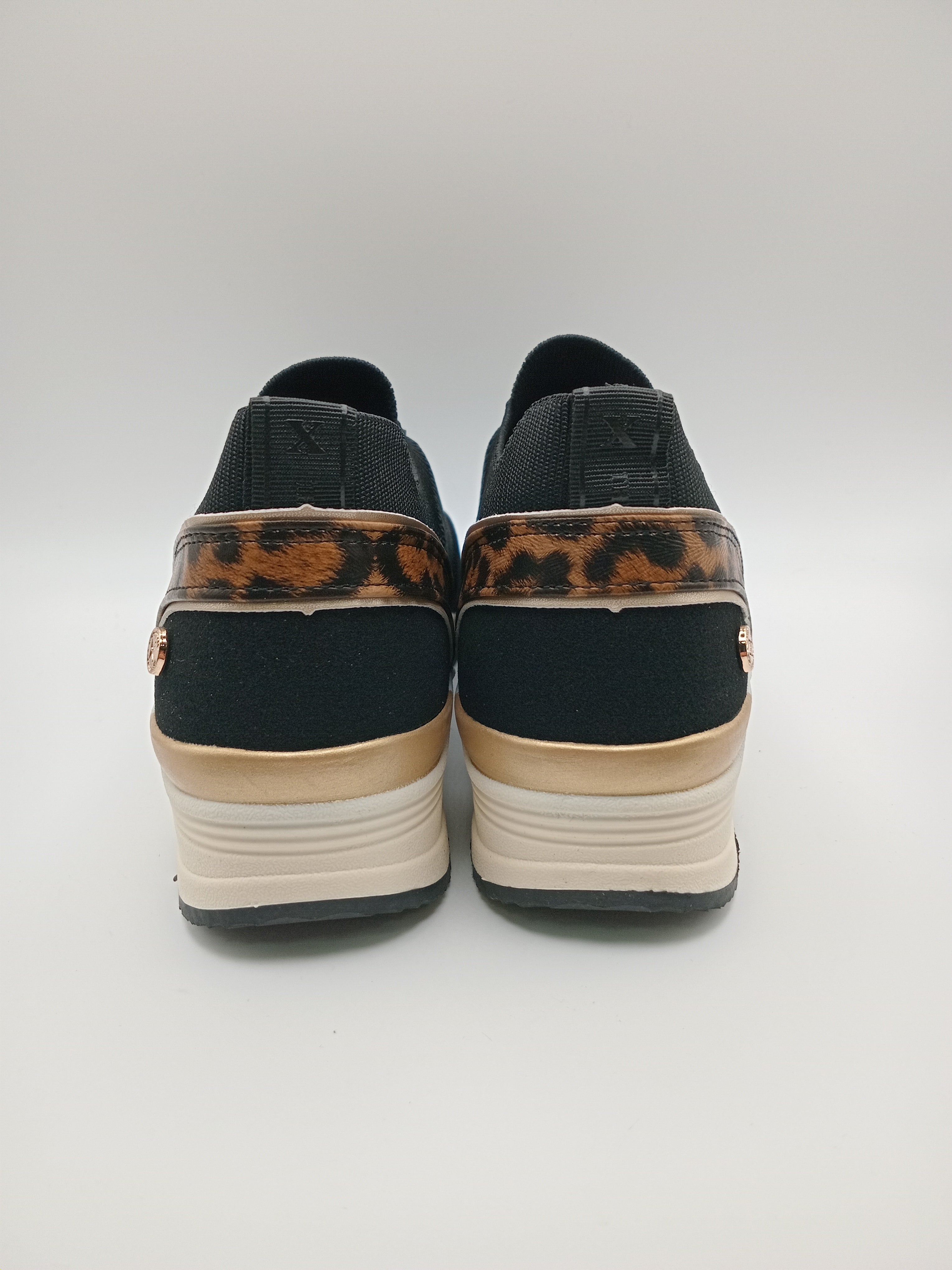 TÊNIS XTI PRETO LEOPARDO ANIMAL PRINT TECIDO SEM ATACADORES PLATAFORMA