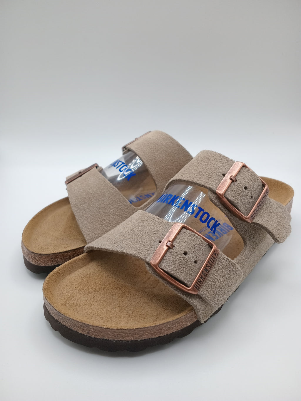 Sandálias Birkenstock Arizona BS Faded khaki cinza Camurça com Duas Fivelas cobre Ajustáveis e Sola de Cortiça Ergonómica Confortável para Mulher e Homem