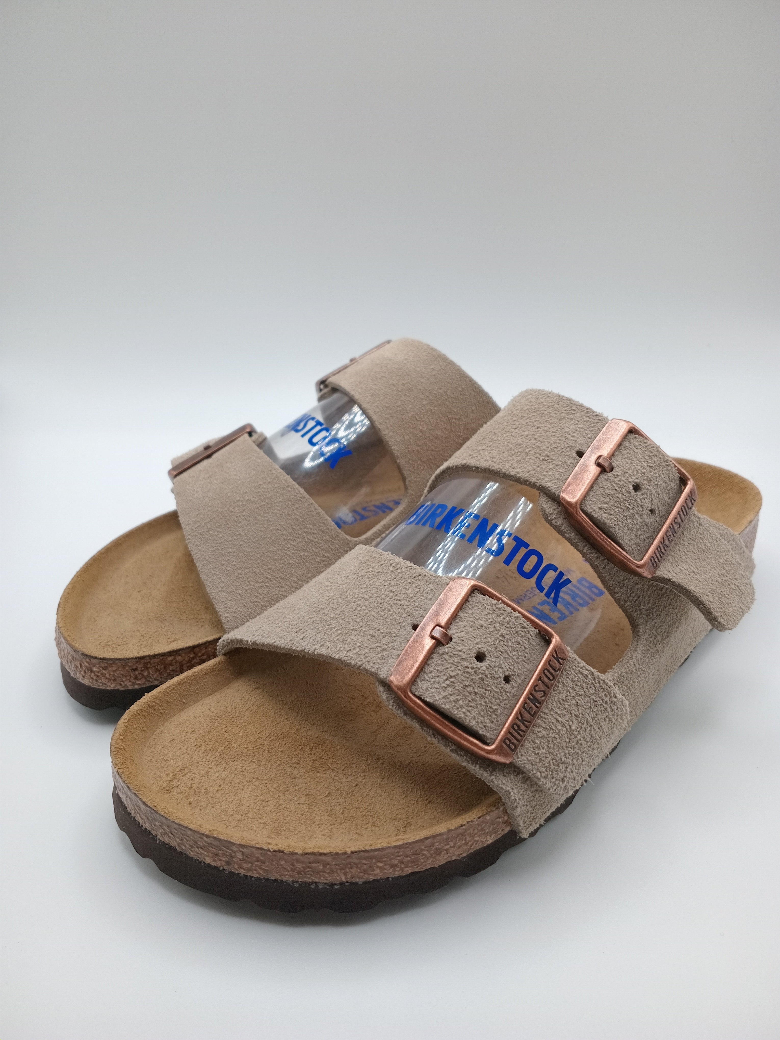 SANDÁLIA ARIZONA BS BIRKENSTOCK TAUPE FIVELA COBRE COURO BEGE