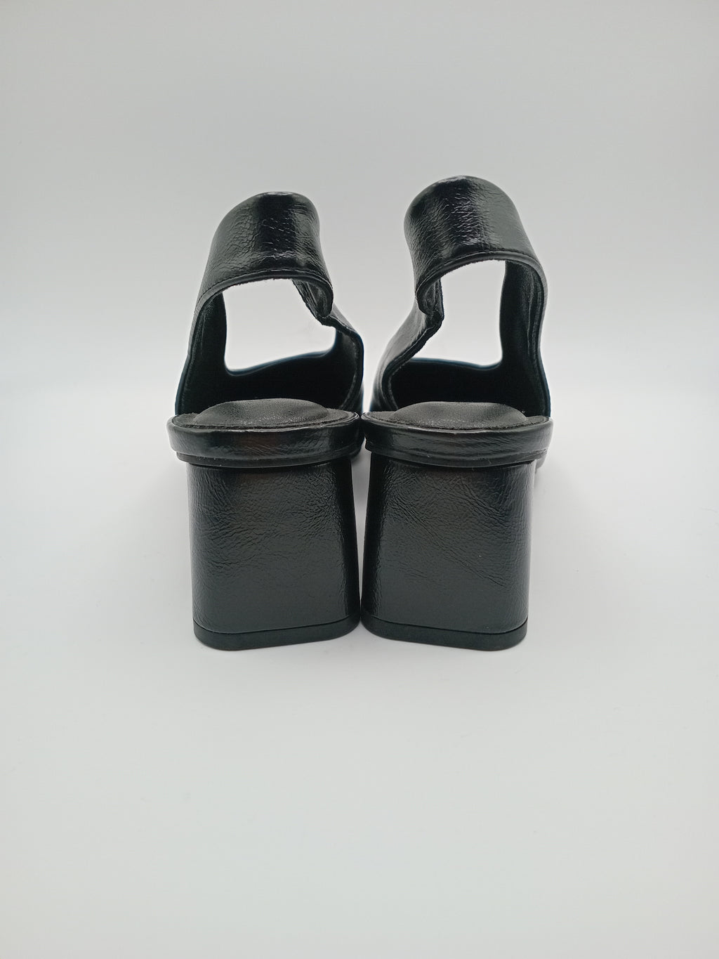 SABRINA SALTO MULLET BUONAROTTI PRETO BICUDO SCARPIN VERNIZ