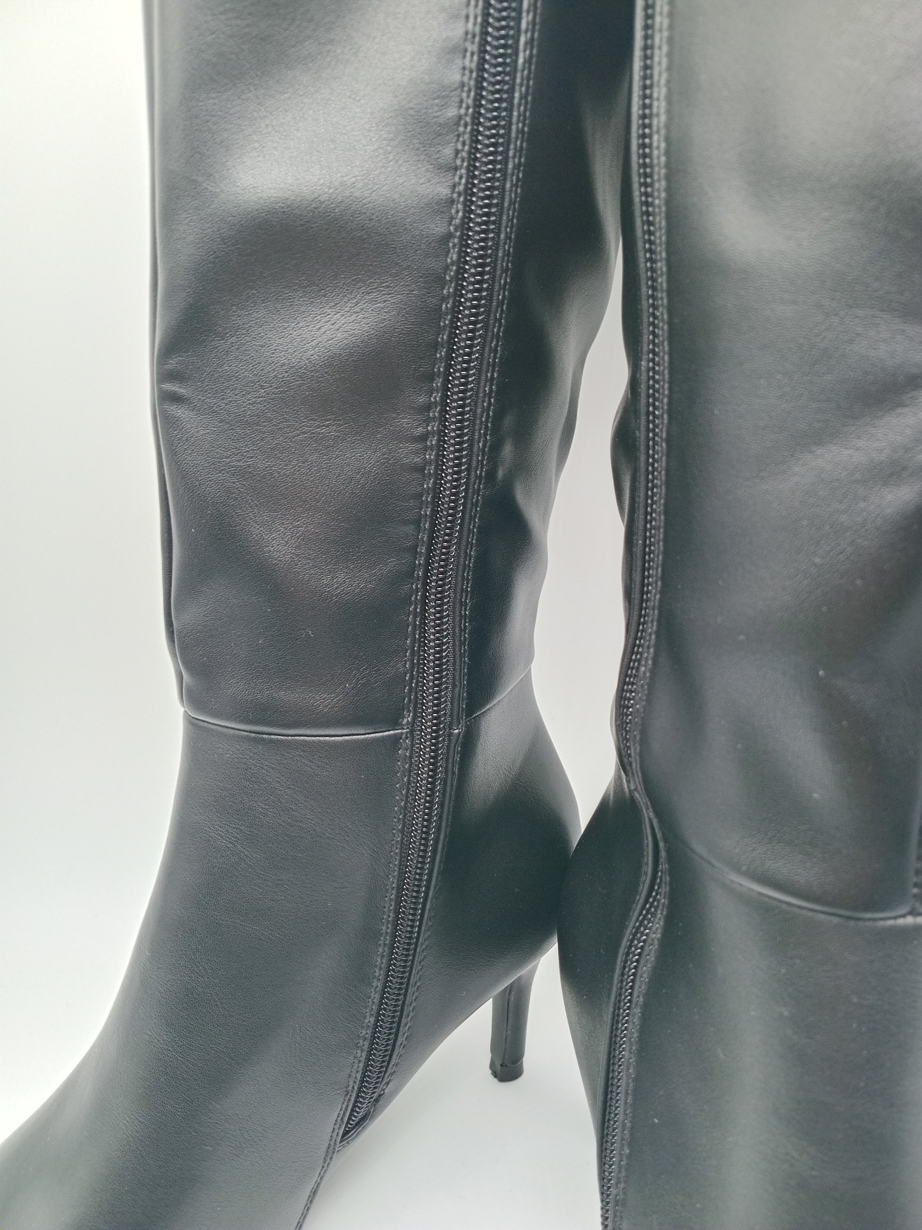 BOTA SALTO IDEAL SHOES PRETO ECO PELE CANO ALTO BICUDO ZIPER