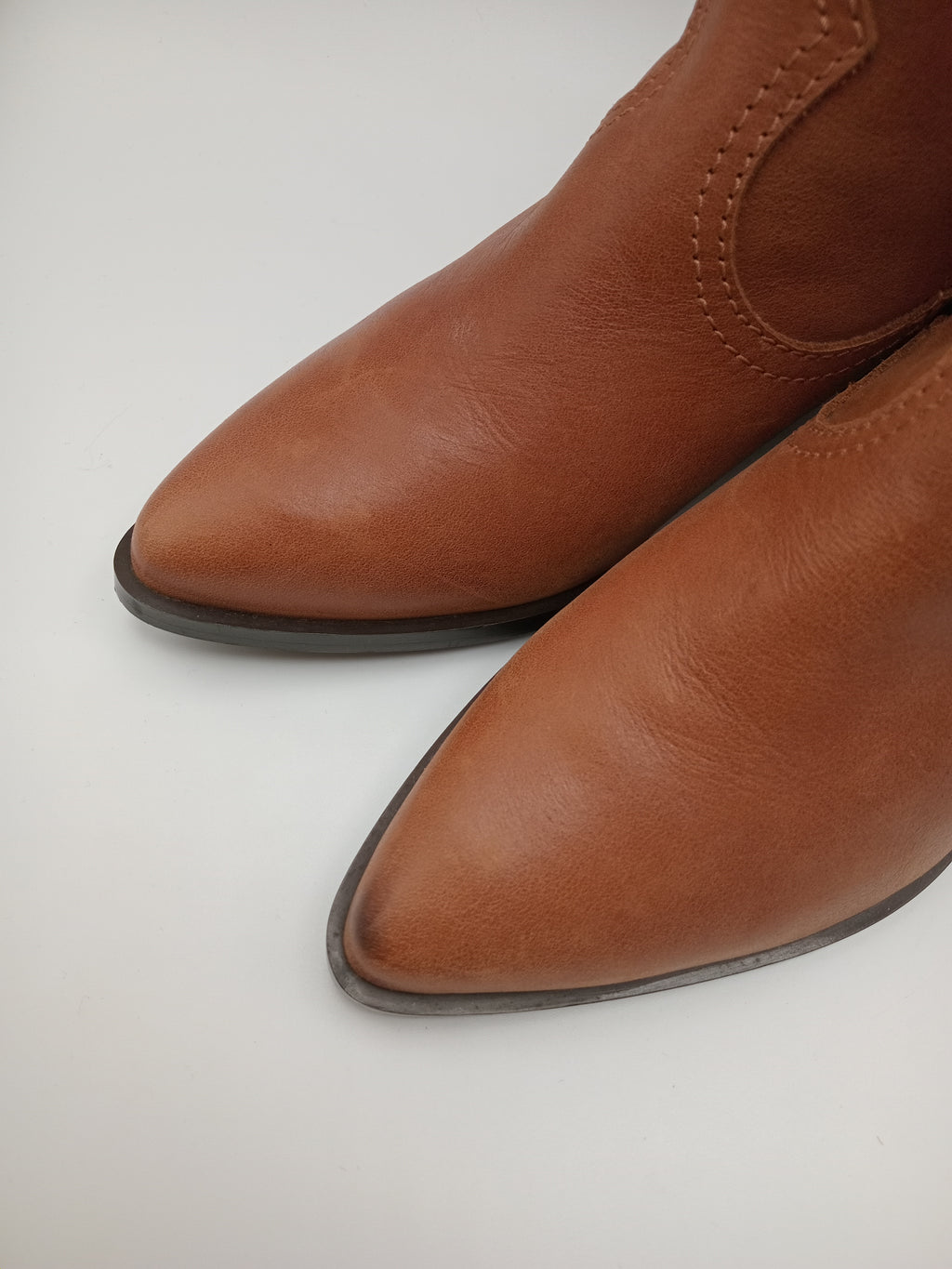 BOTA SALTO FENDA MACADI CASTANHO COURO DETALHE LATERAL CORDÃO BICUDO ZIPER CANO ALTO