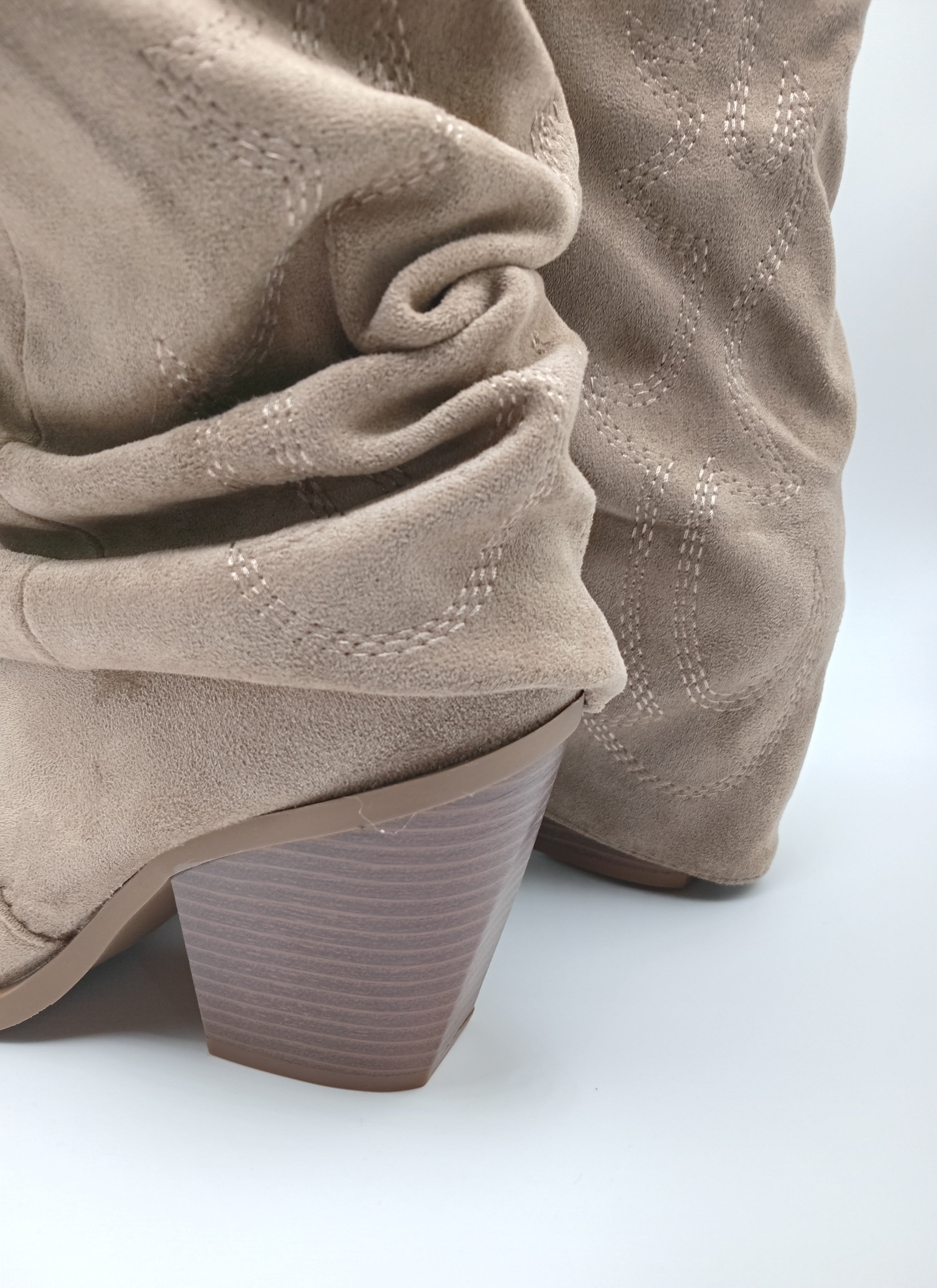 BOTA WESTERN IDEAL SHOES BEGE CASTANHO CLARO CAMURÇA BORDADO BICUDO ZIPER