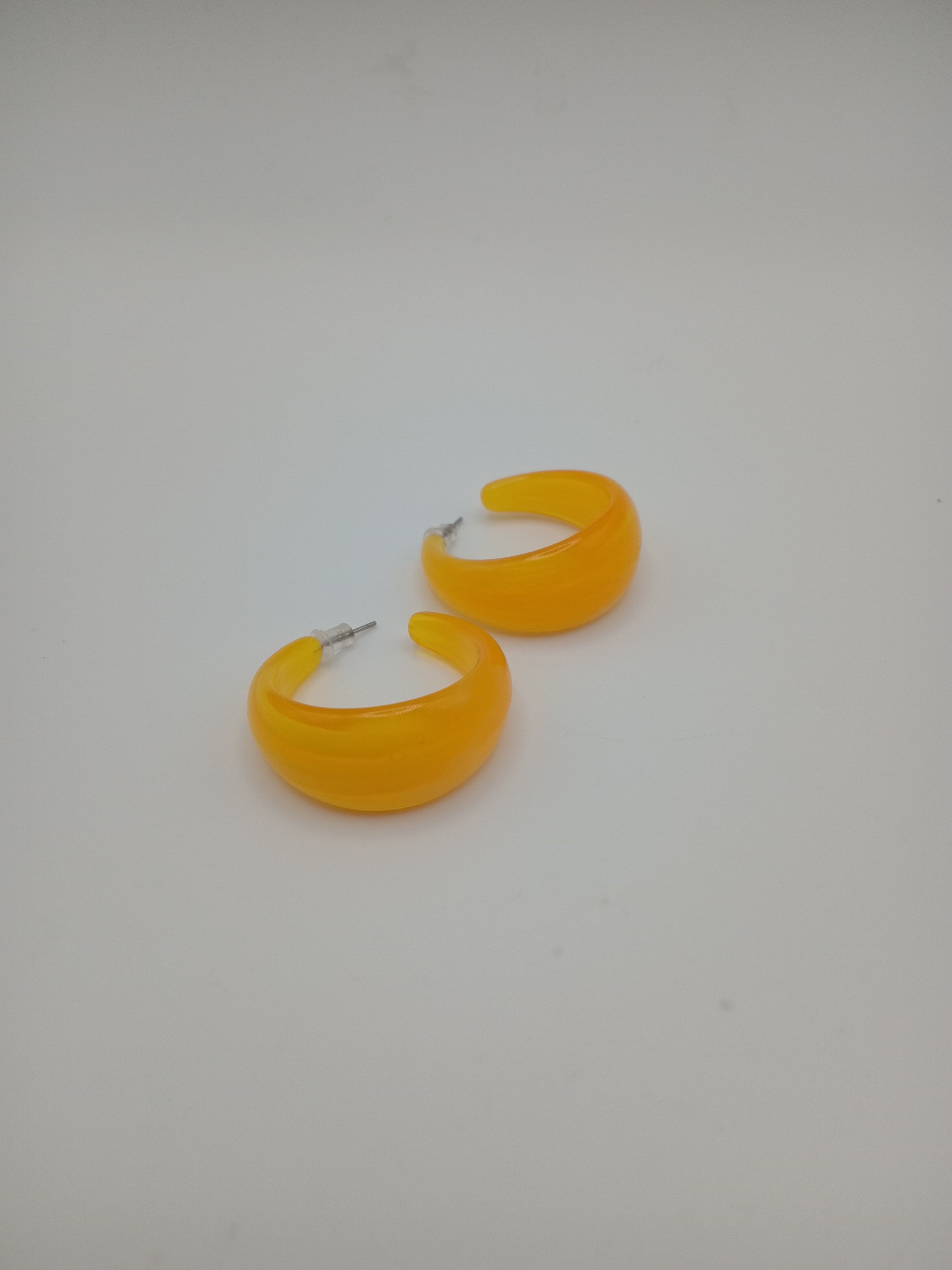 BRINCO AMARELO TRANSPARENTE MEIA LUA