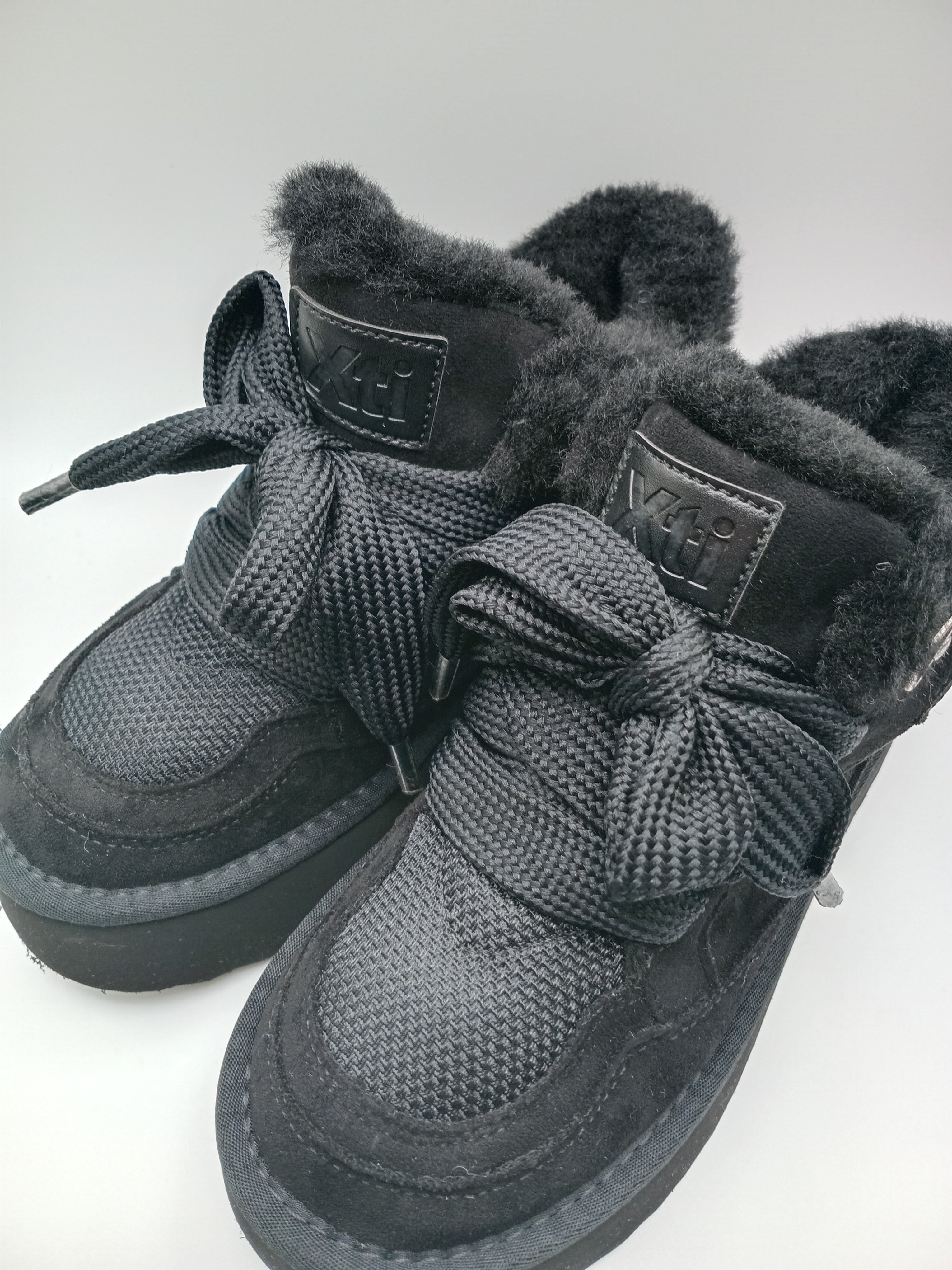 TÊNIS XTI PRETO PLATAFORMA PELOS BRANCO LAÇO