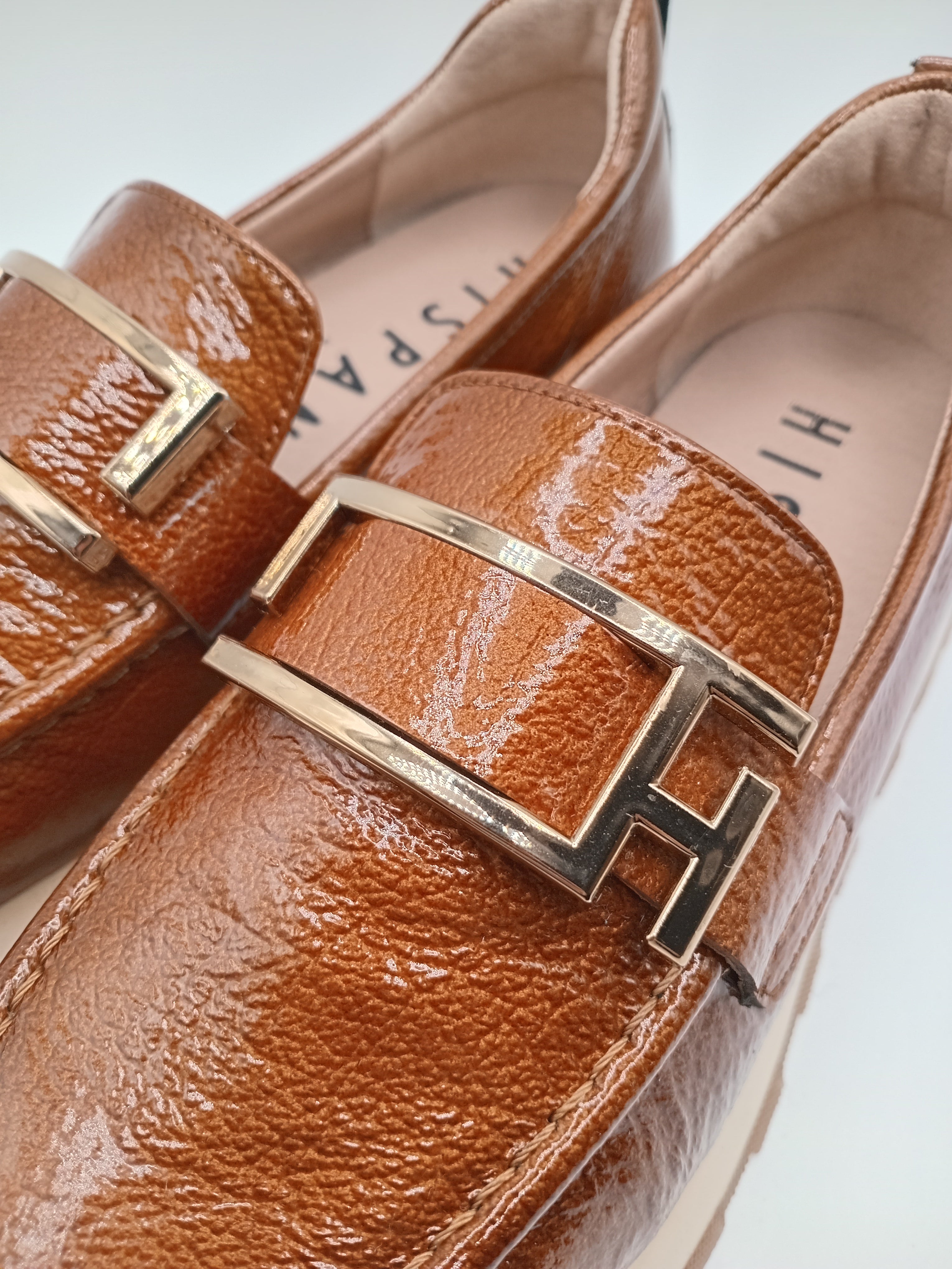 MOCASSIM PLATAFORMA HISPANITAS CASTANHO COURO FIVELA DOURADA TRATORADO