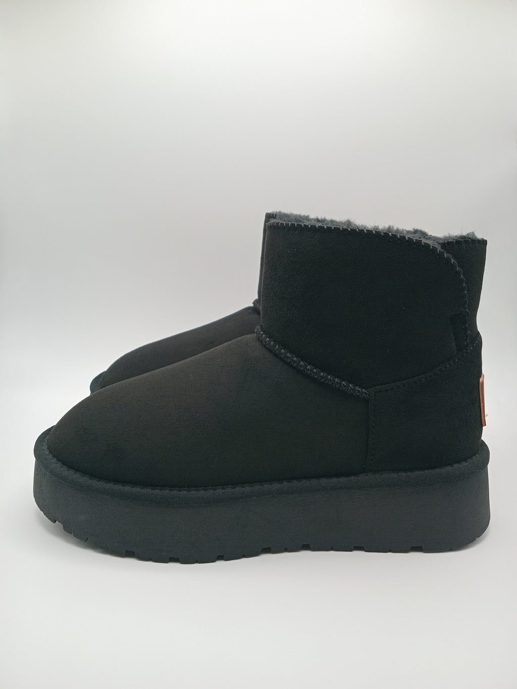 BOTA PANTUFA XTI PRETO PELOS VELUDO ABERTURA TRASEIRA ETIQUETA CASTANHO