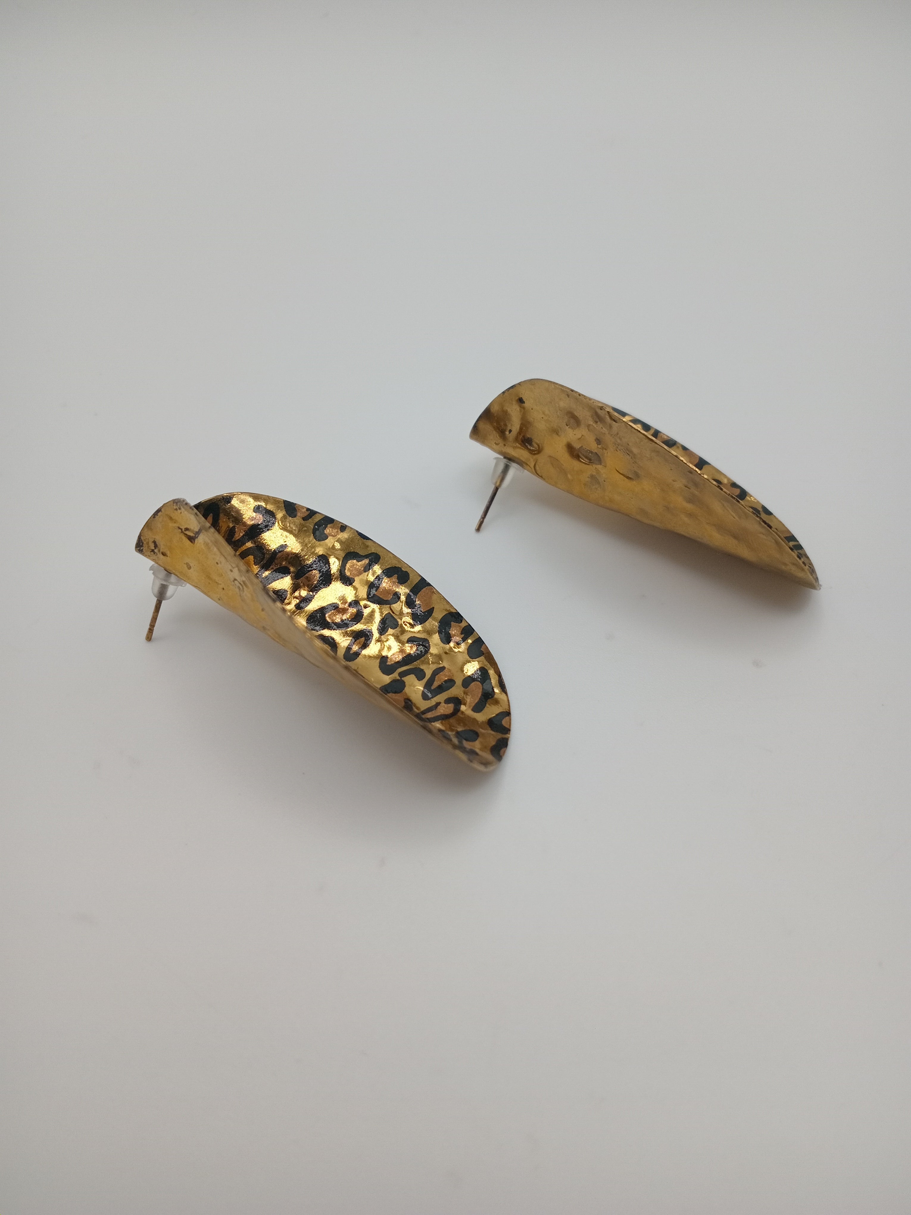 BRINCO LEOPARDO DOURADO MÉDIO FORMATO DOBRADO ANIMAL PRINT