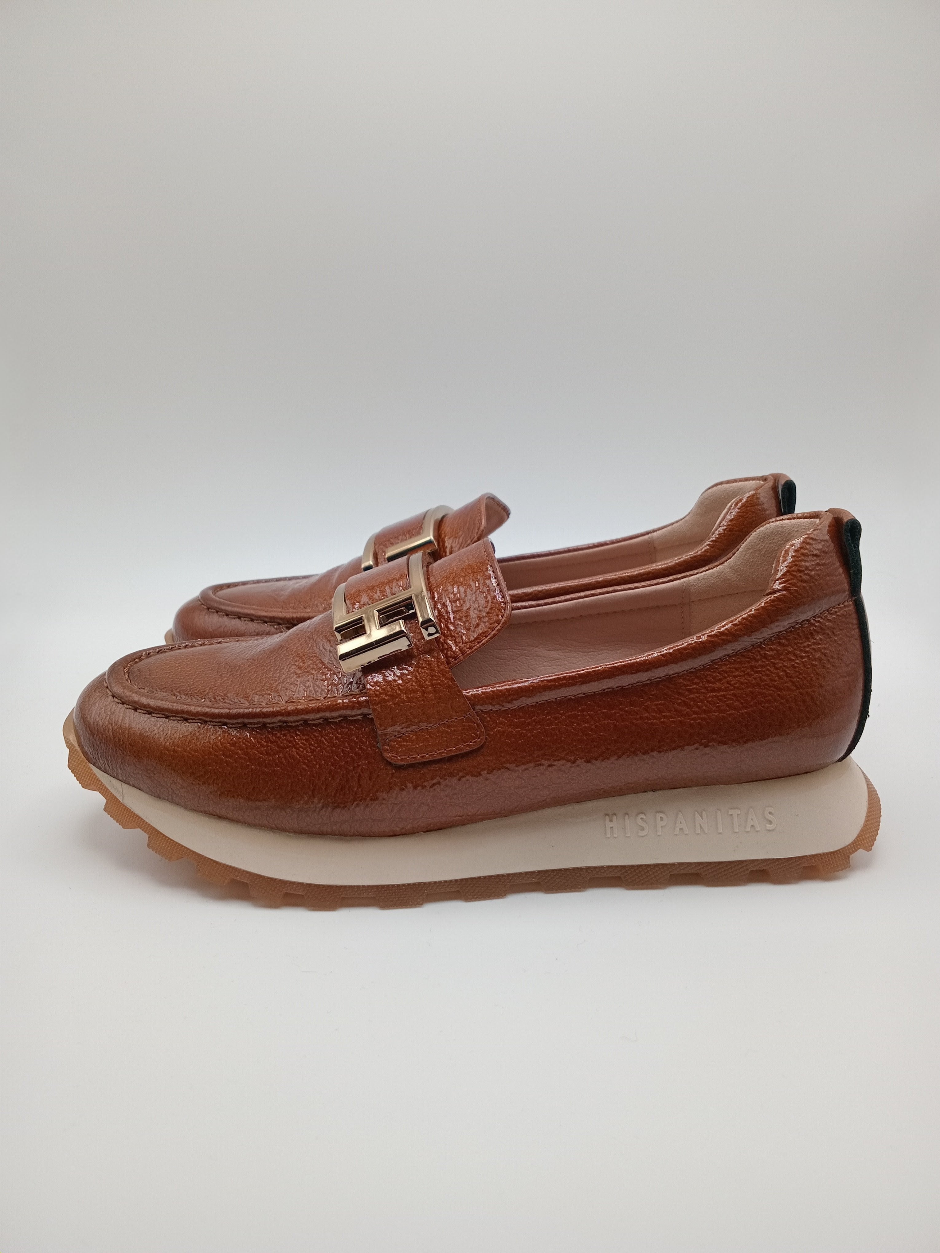 MOCASSIM PLATAFORMA HISPANITAS CASTANHO COURO FIVELA DOURADA TRATORADO