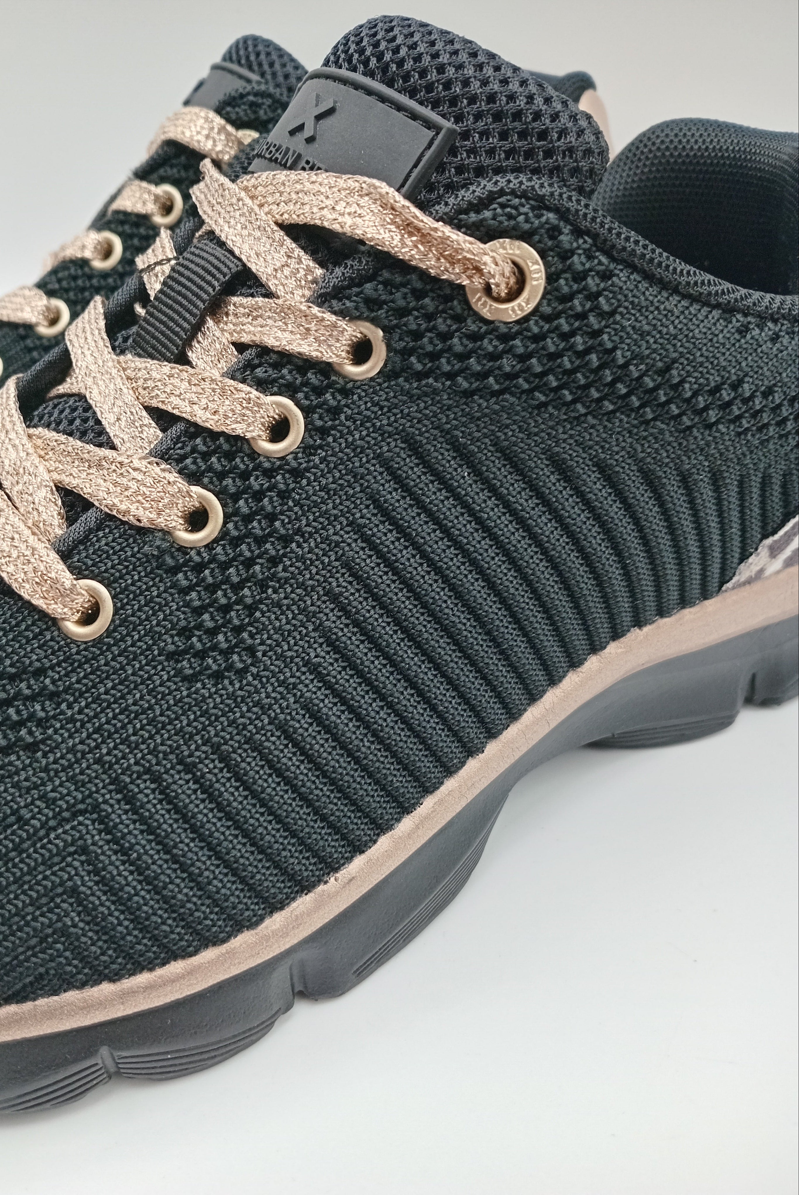 TÊNIS XTI PRETO DOURADO ONÇA ANIMAL PRINT TECIDO SOLA SPORT