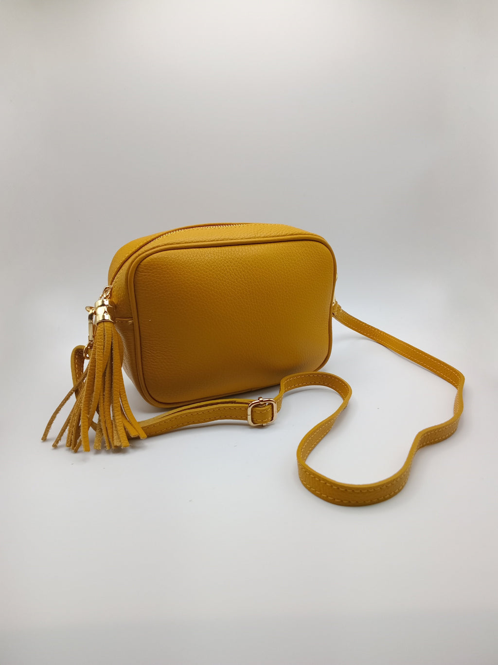 Mala de ombro, mala tiracolo, mala de mão italiana, amarelo mostarda, pele sintética, fecho de correr, alça ajustável removível, detalhe de franja contas douradas, compacta elegante