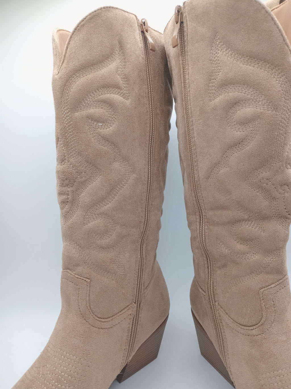 BOTA COWGIRL MARQUIIZ KHAKI BEGE CAMURÇA BORDADO ZIPER BICUDO