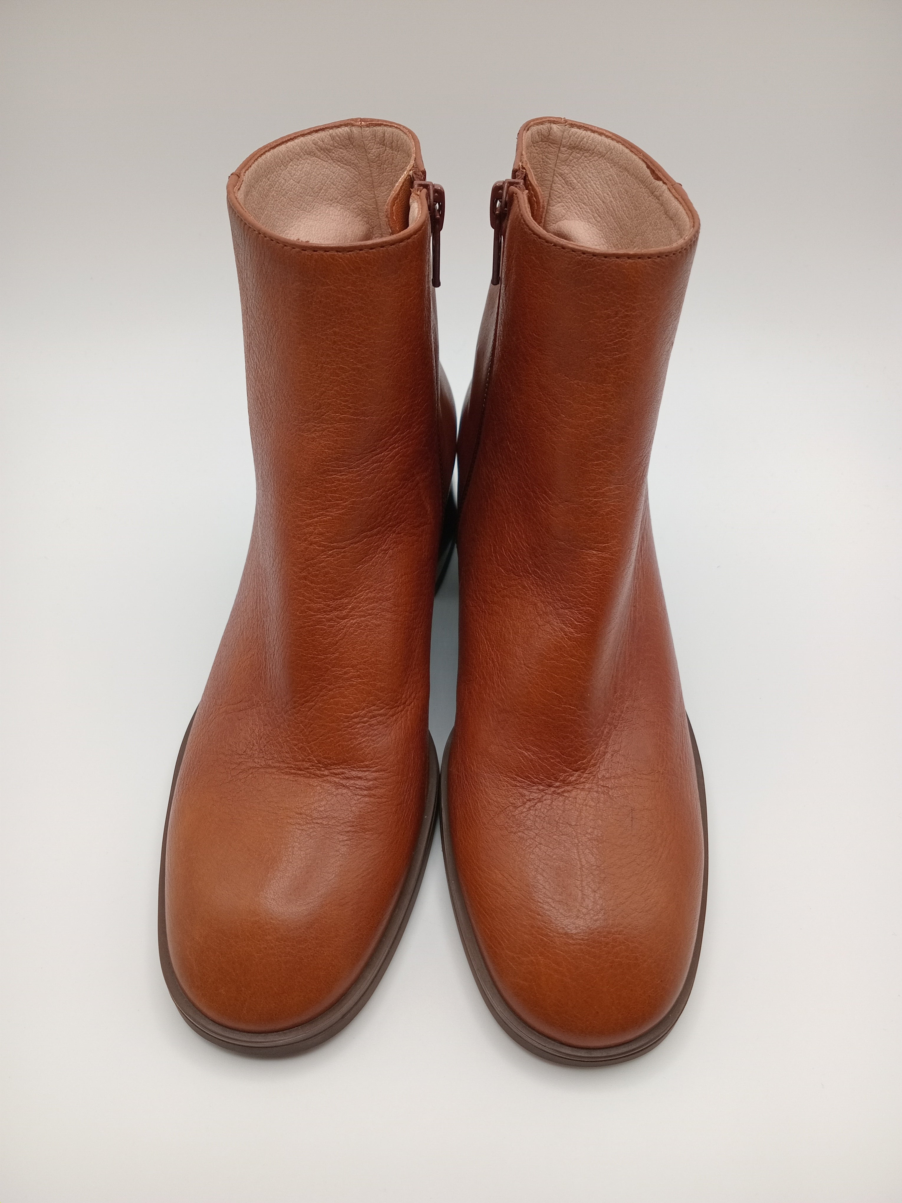 BOTA TEXANA HISPANITAS CASTANHO COURO LISO VERNIZ ZIPER BOTIM