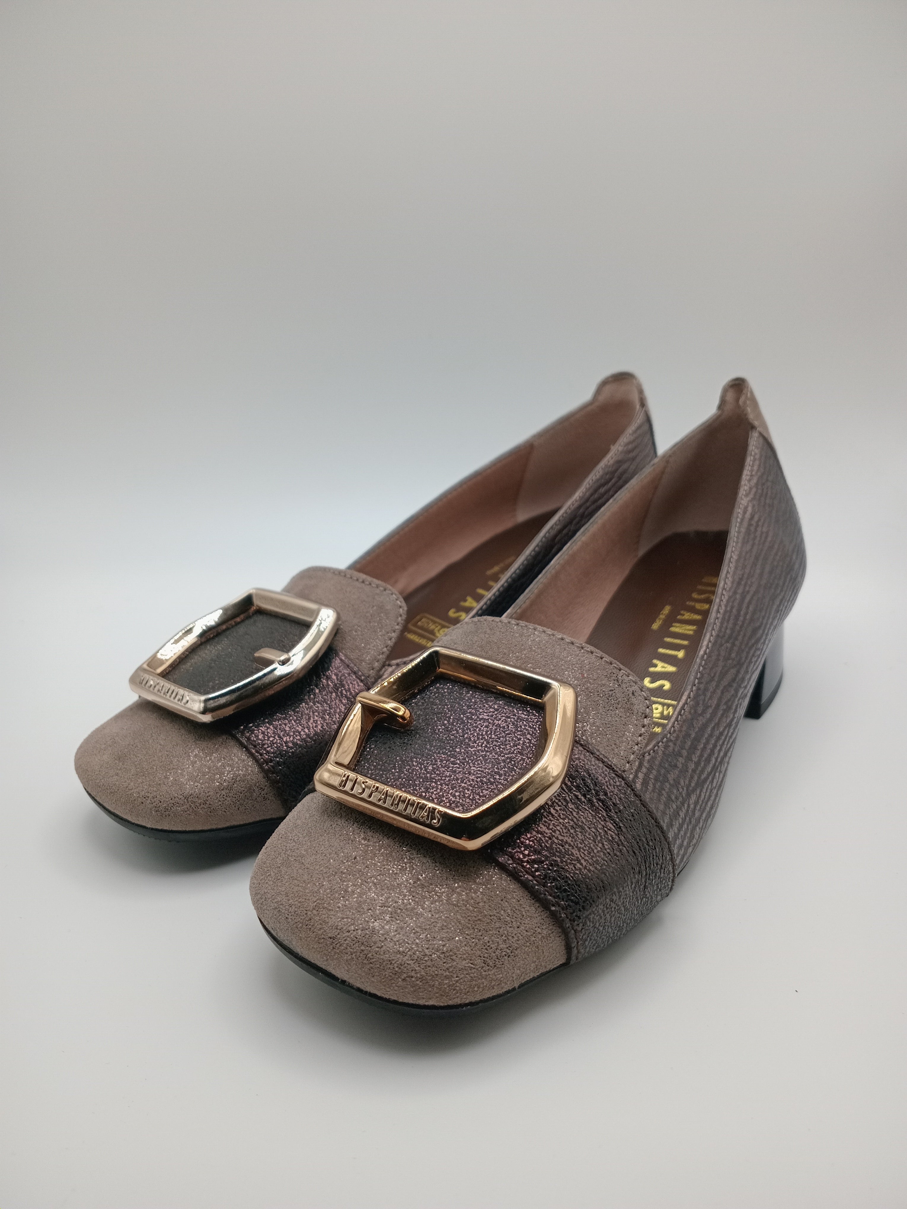 SABRINA SALTO HISPANITAS CASTANHO ESCURO COURO FIVELA DOURADA A FRENTE BICO QUADRADO