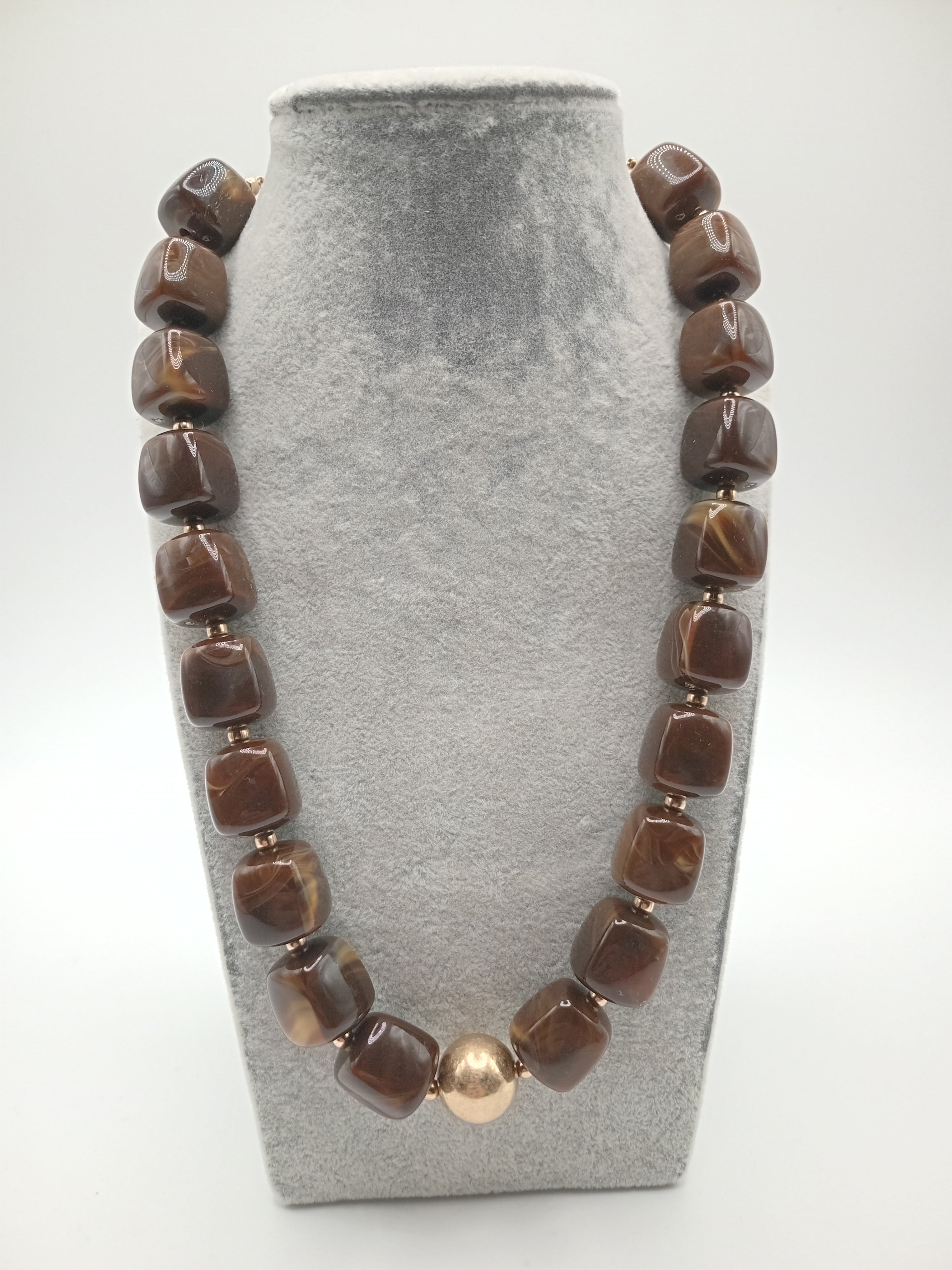 COLAR PEDRAS CASTANHO ESCURO BOLAS DOURADAS FECHO AJUSTAVÉL