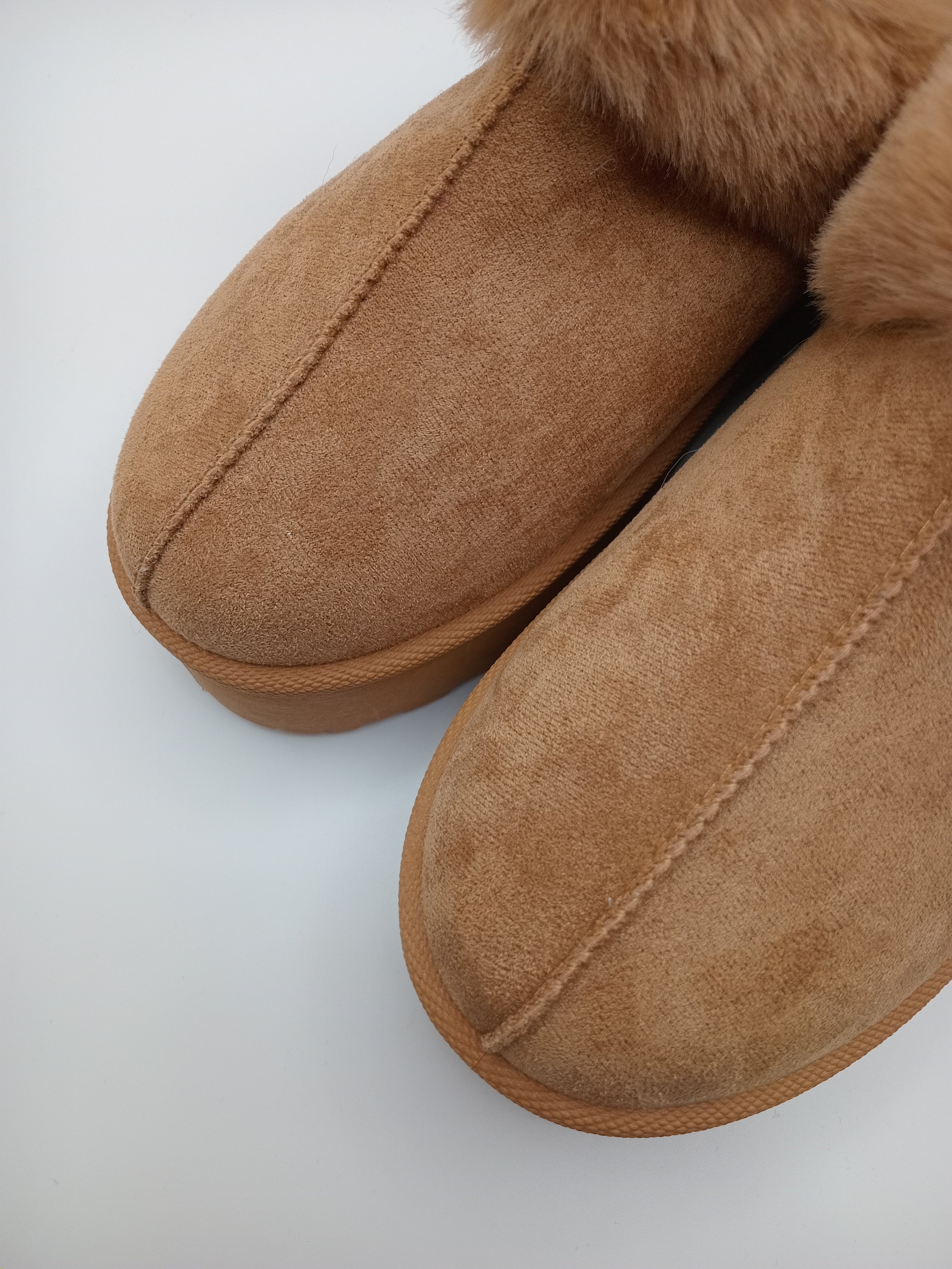 SOCAS PANTUFAS MACADI CASTANHO PELOS CAMURÇA TIRAS