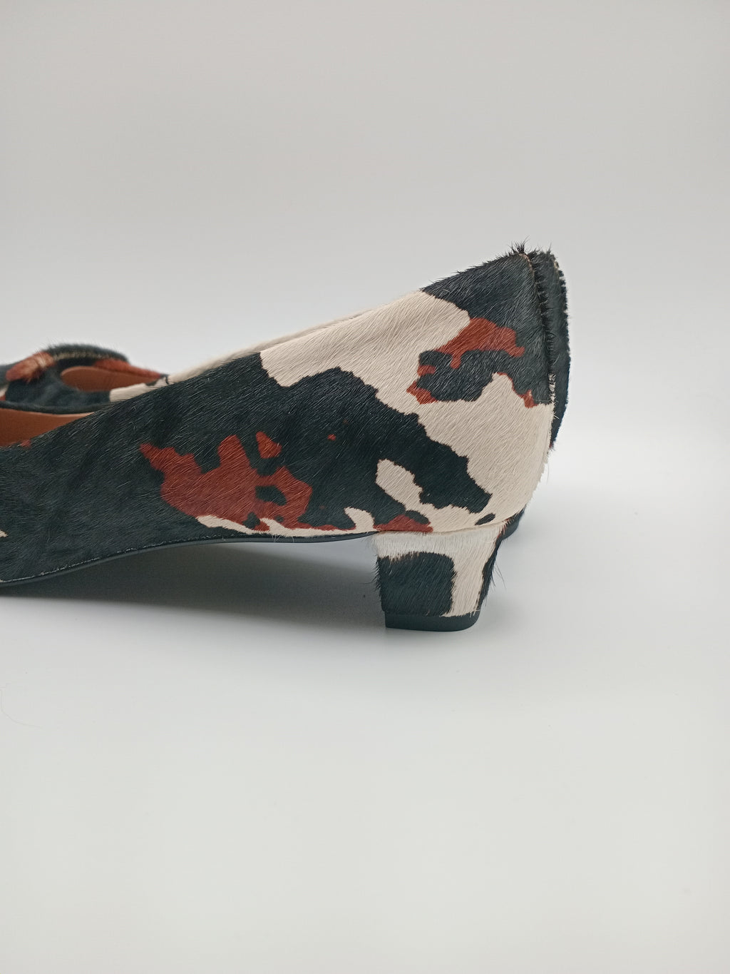 SABRINA SALTO BIBI LOU VACA CASTANHO ESCURO PRETO BRANCO COURO BICUDO APLICAÇÃO FIVELA ANIMAL PRINT