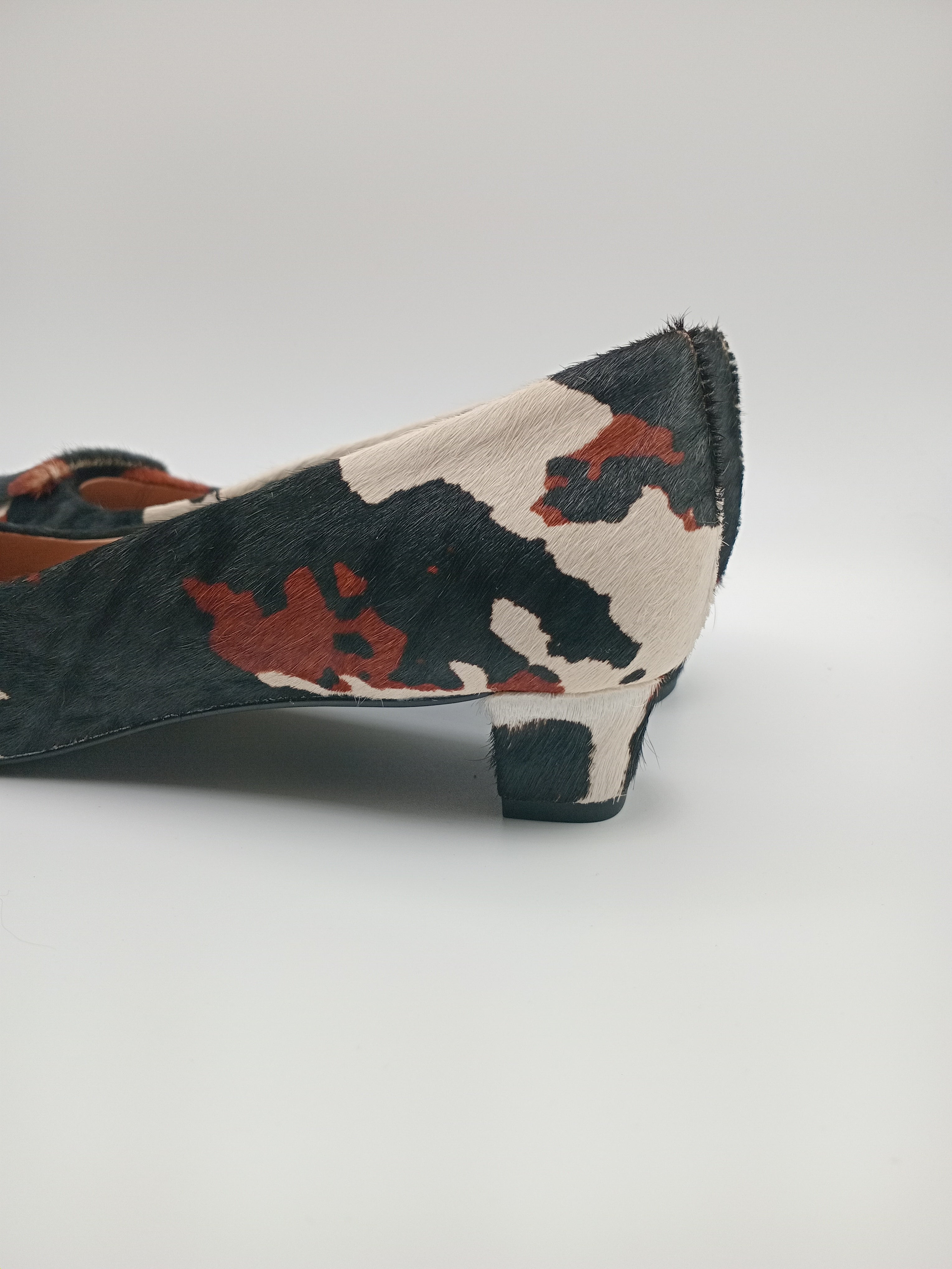 SABRINA SALTO BIBI LOU VACA CASTANHO ESCURO PRETO BRANCO COURO BICUDO APLICAÇÃO FIVELA ANIMAL PRINT