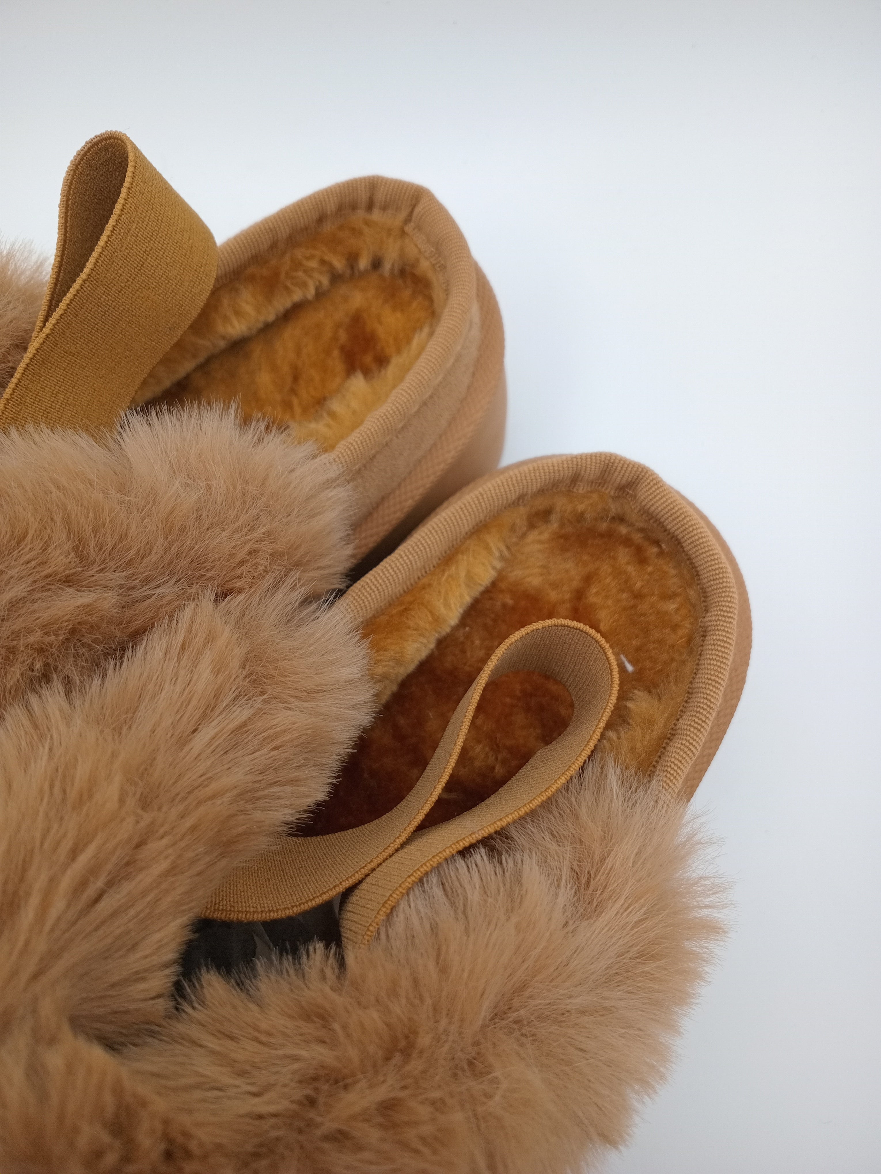 SOCAS PANTUFAS MACADI CASTANHO PELOS CAMURÇA TIRAS