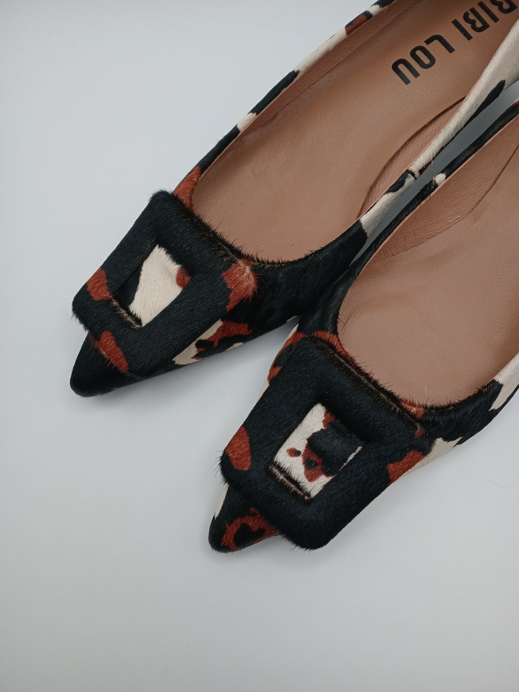 SABRINA SALTO BIBI LOU VACA CASTANHO ESCURO PRETO BRANCO COURO BICUDO APLICAÇÃO FIVELA ANIMAL PRINT