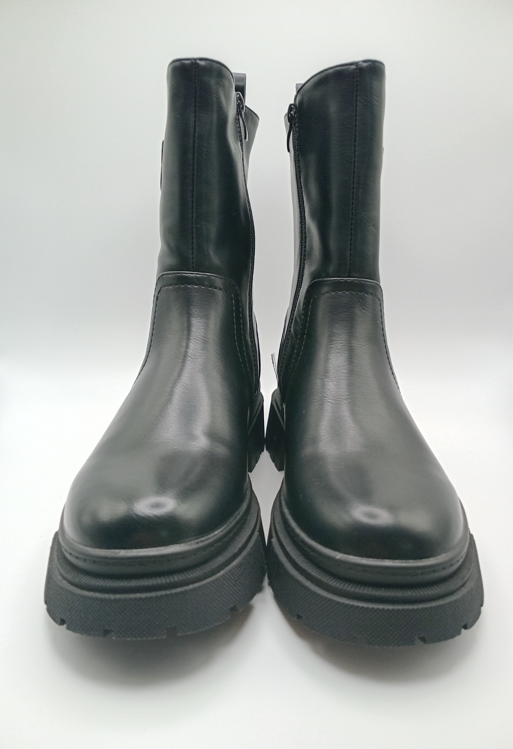 BOTA GALOCHA MACADI PRETO ECO PELE DETALHE B LATERAL ZIPER