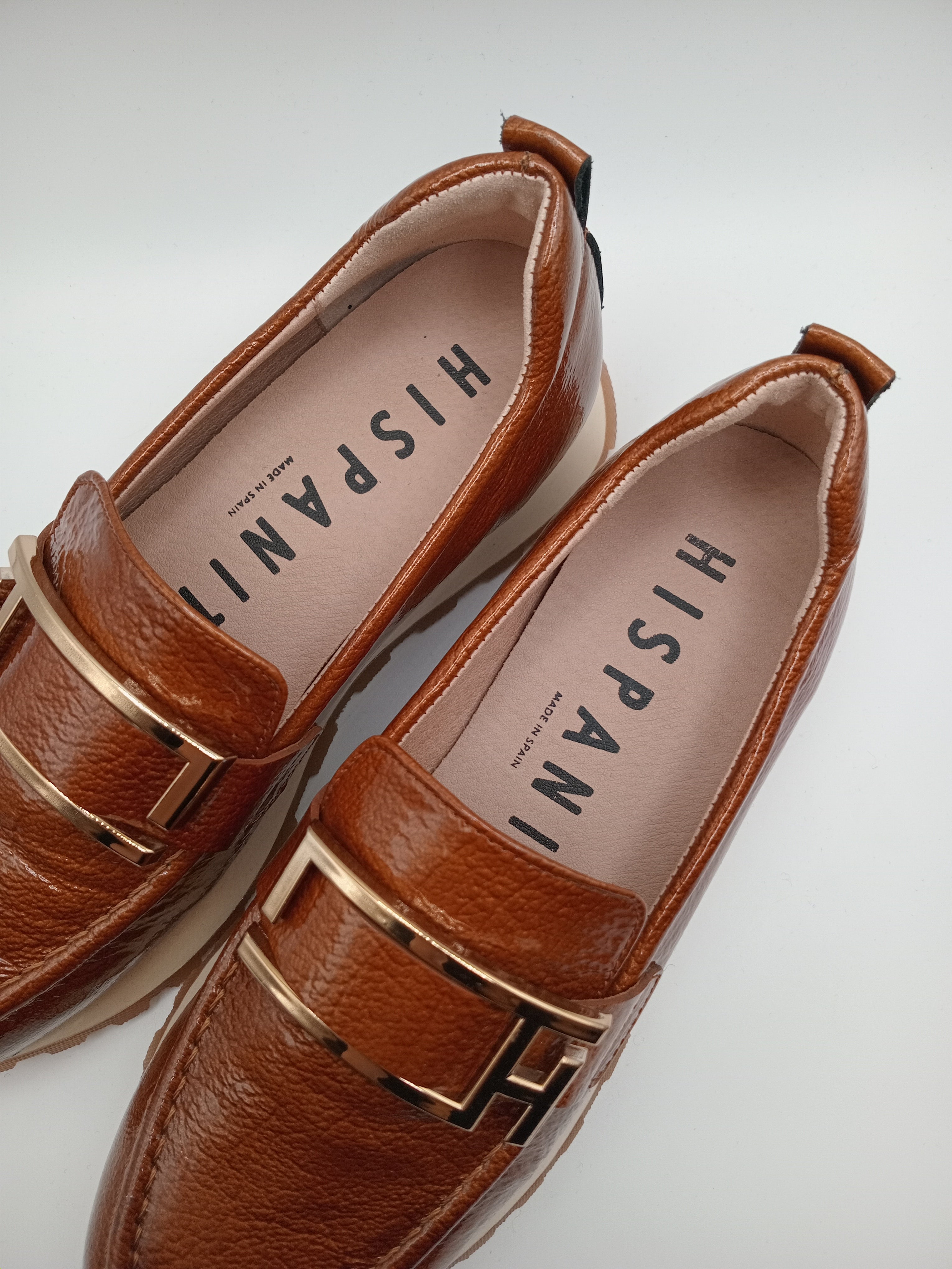 MOCASSIM PLATAFORMA HISPANITAS CASTANHO COURO FIVELA DOURADA TRATORADO