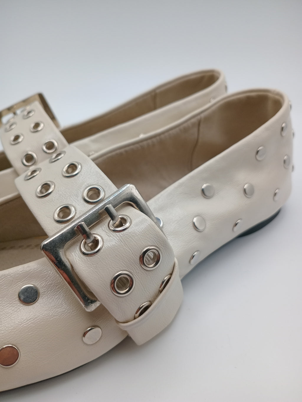 Sapatos Mary Jane Corina Bege Creme com Tachas e Fivela; Sabrinas de Ponta Fina Elegantes para Senhora.