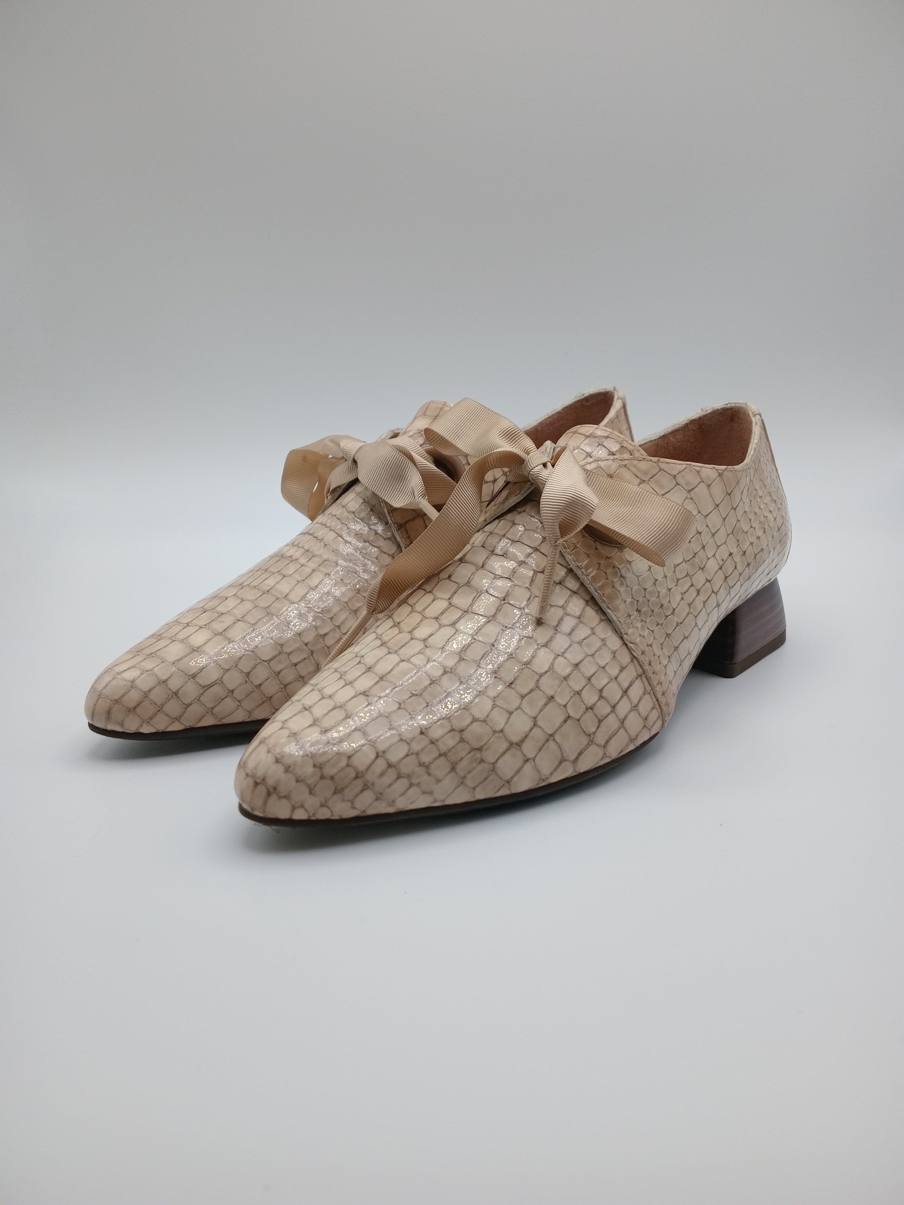 SAPATO VINTAGE SALTO HISPANITAS CREME COBRA COURO BICO REDONDO ATACADOR FITA SETIN VERNIZ MOCASSIM
