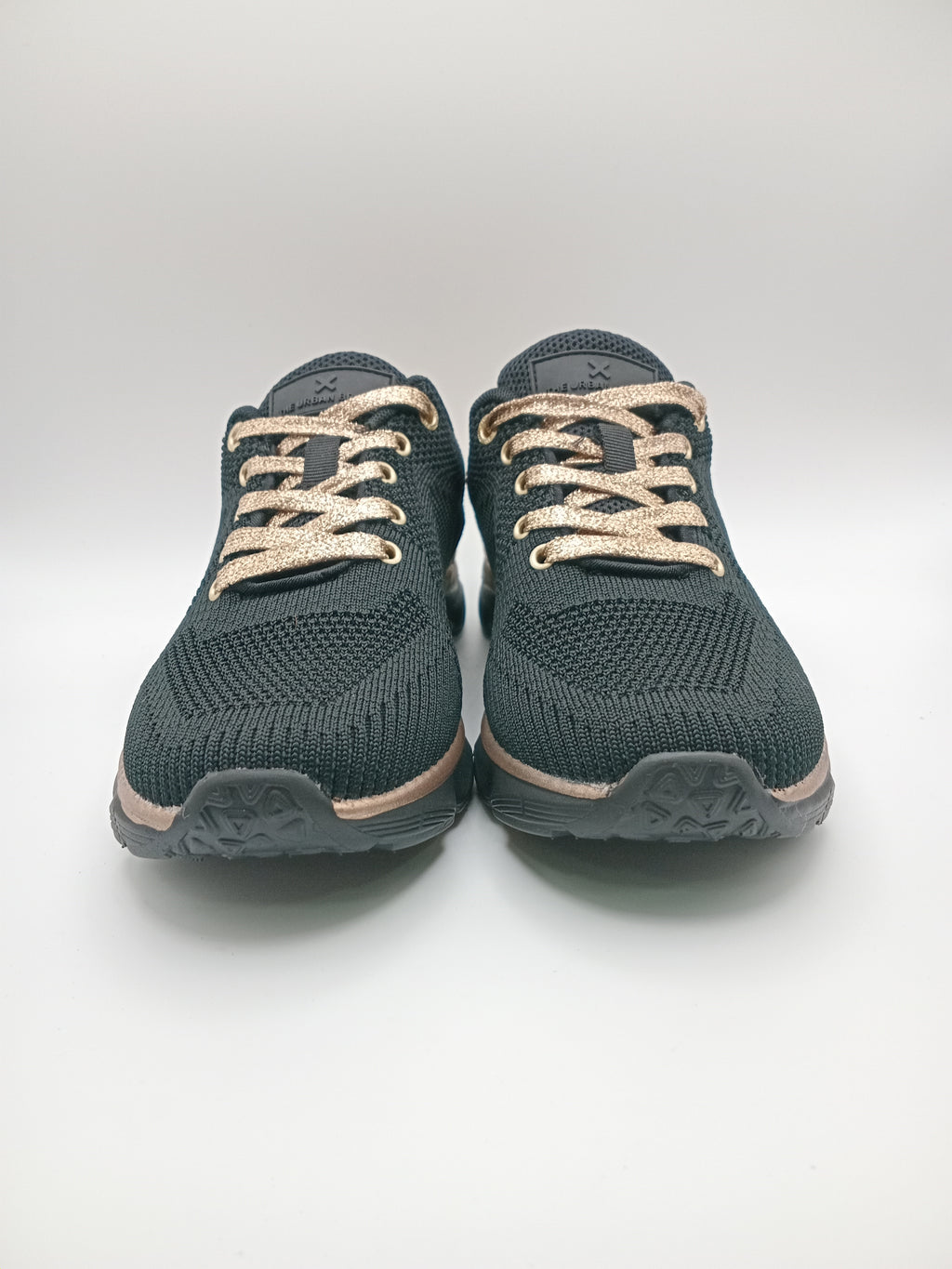 TÊNIS XTI PRETO DOURADO ONÇA ANIMAL PRINT TECIDO SOLA SPORT