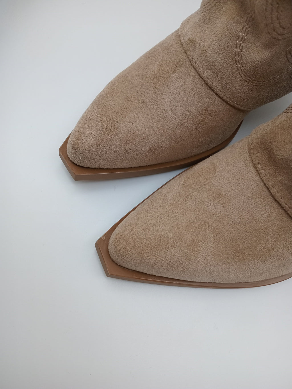 BOTA WESTERN IDEAL SHOES BEGE CASTANHO CLARO CAMURÇA BORDADO BICUDO ZIPER