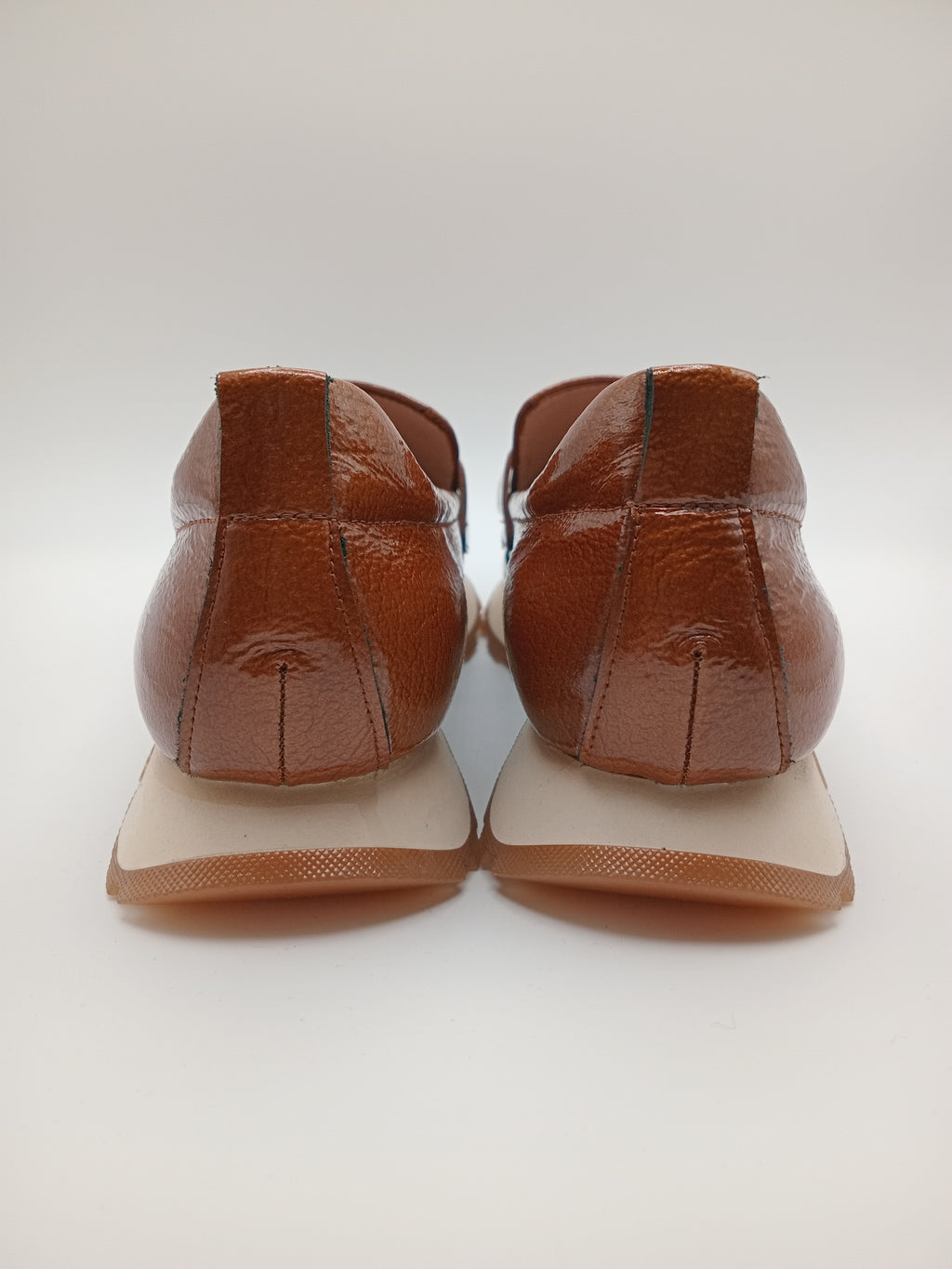 MOCASSIM PLATAFORMA HISPANITAS CASTANHO COURO FIVELA DOURADA TRATORADO