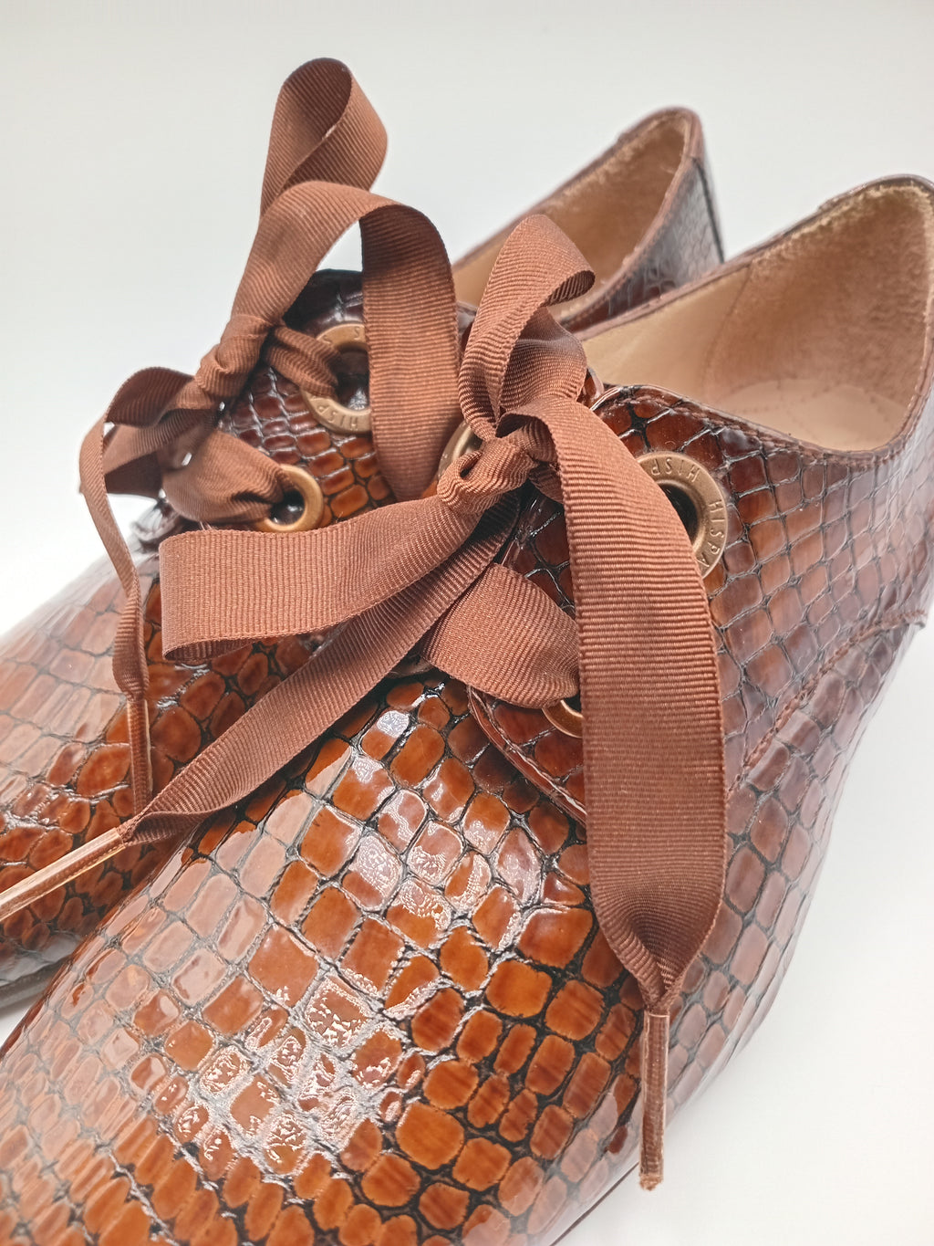 SAPATO VINTAGE SALTO HISPANITAS CASTANHO COBRA COURO BICO REDONDO ATACADOR FITA SETIN VERNIZ MOCASSIM